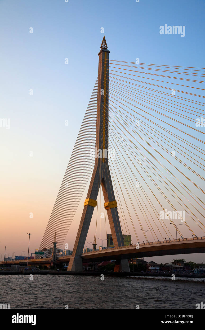 El Puente Rama VIII Un puente aéreo que cruza el Río Chao Phraya en Bangkok, Tailandia. El puente tiene un diseño asimétrico, con un solo pilón Foto de stock