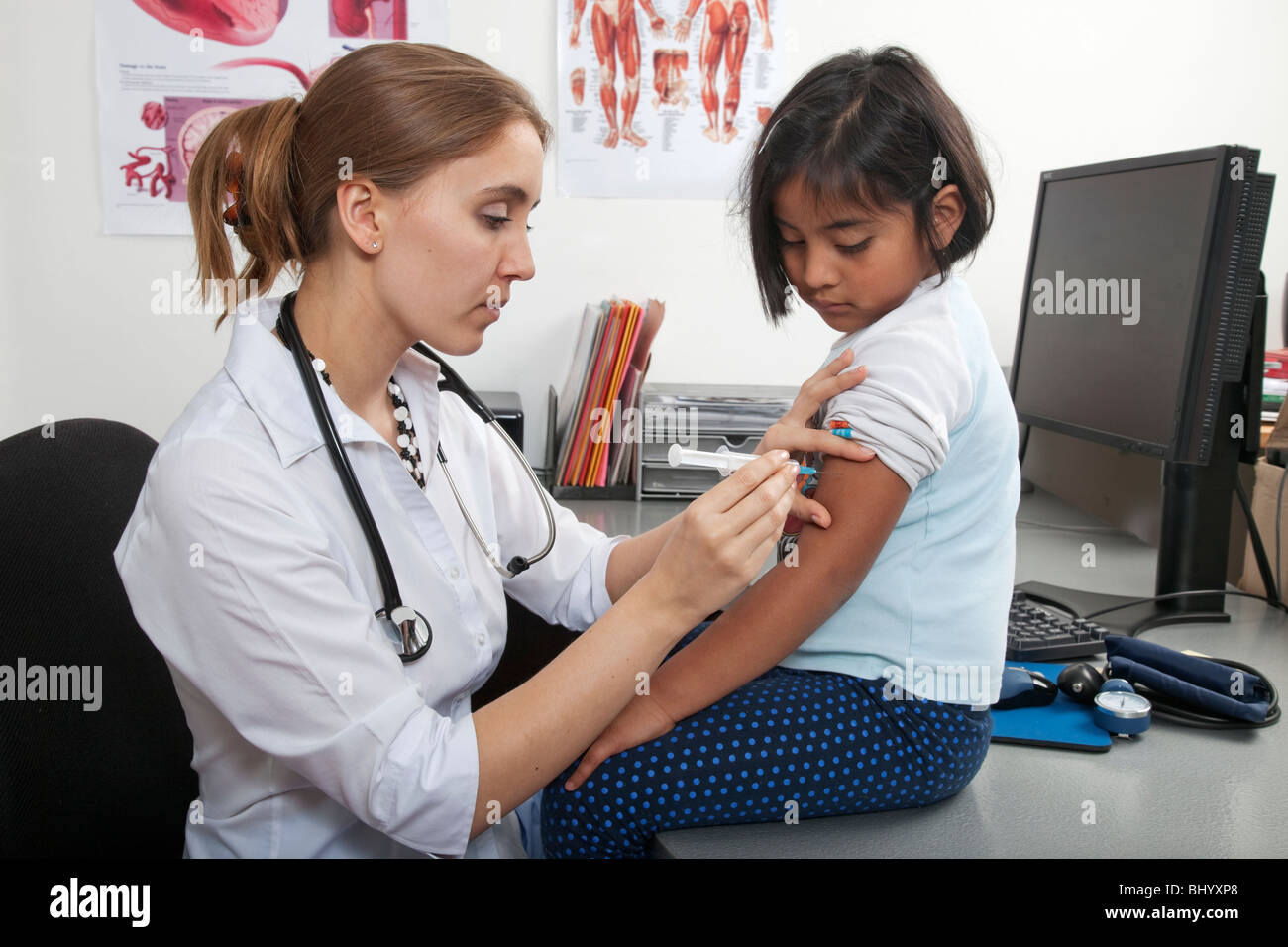 Doctora dando una vacuna a una niña Foto de stock