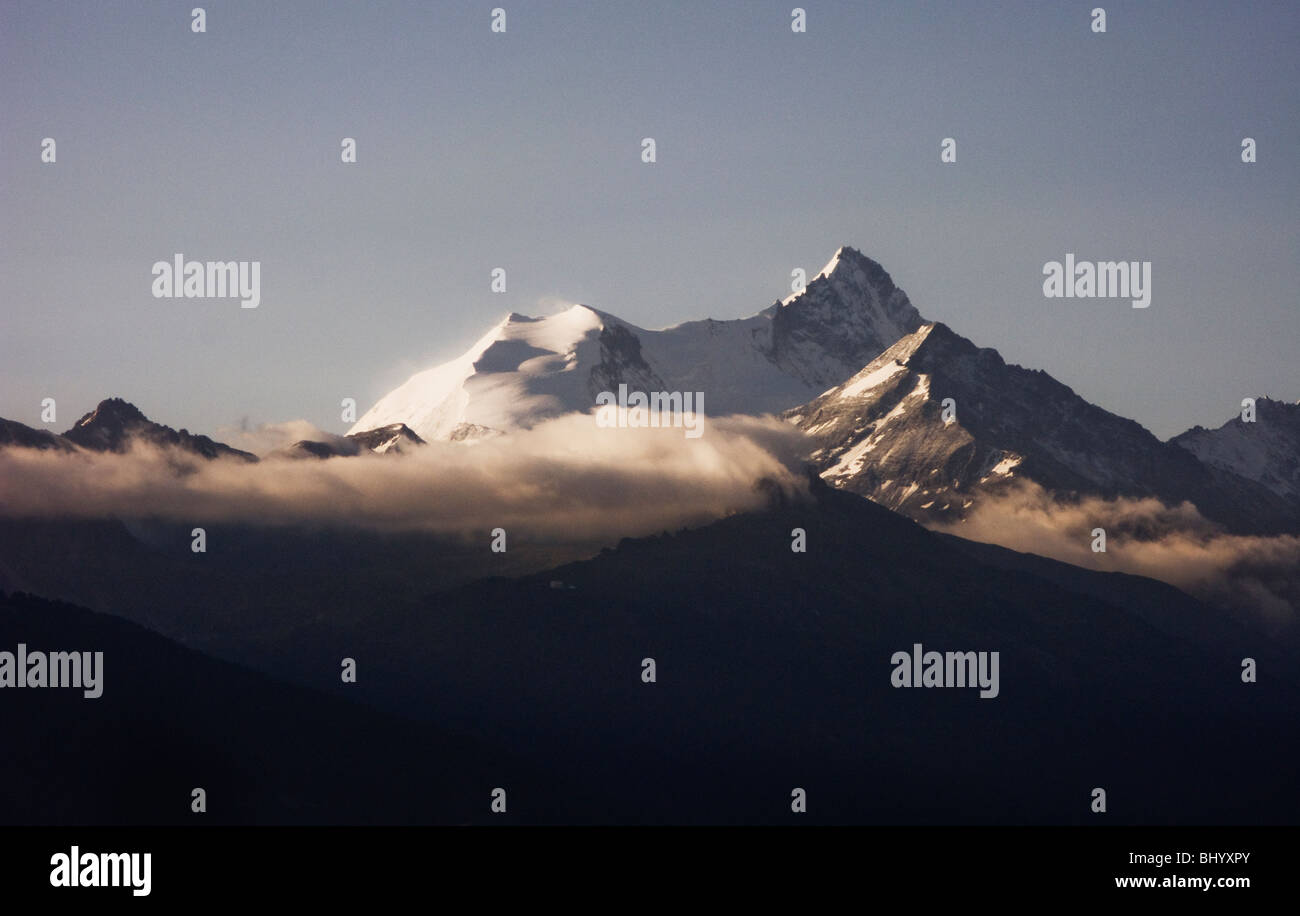 La luz de la mañana temprano, en la cara norte del Weisshorn, de Crans Montana - Alpes Suizos Foto de stock