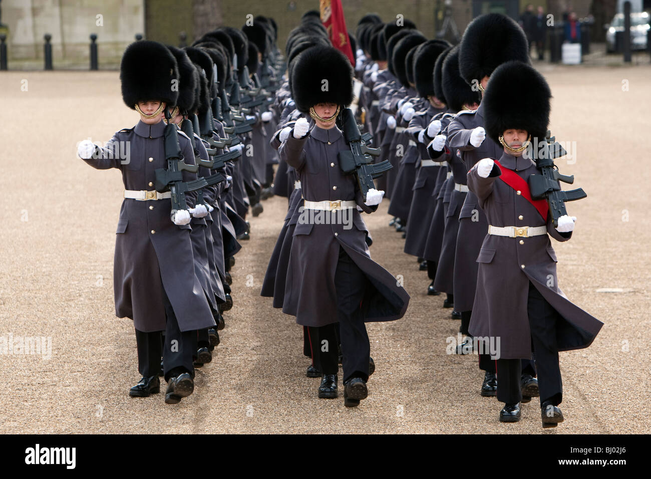 Los soldados británicos del regimiento de Coldstream Guards marzo en formación en Horseguards Parade terreno en el centro de Londres Foto de stock