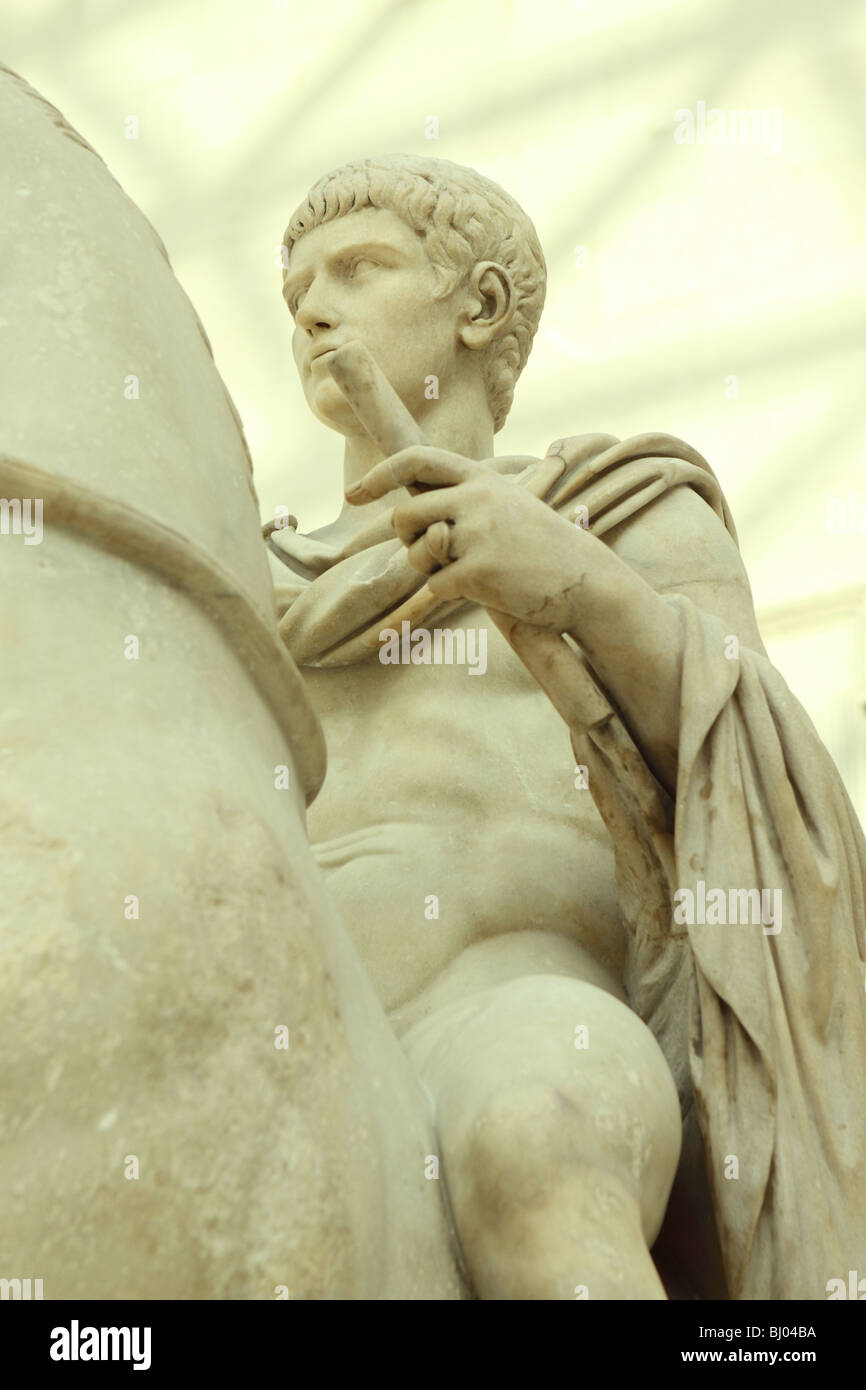 El Museo Británico de Londres siglo 1 D.C. mármol romano estatua de un príncipe de la dinastía gobernante Julio Claudian a caballo Foto de stock