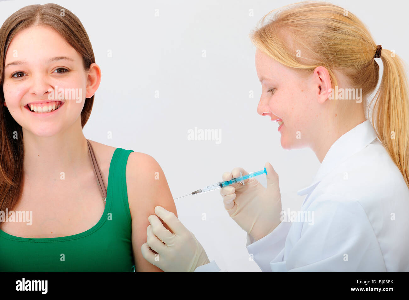 Vacunación: medical dando la inyección Foto de stock