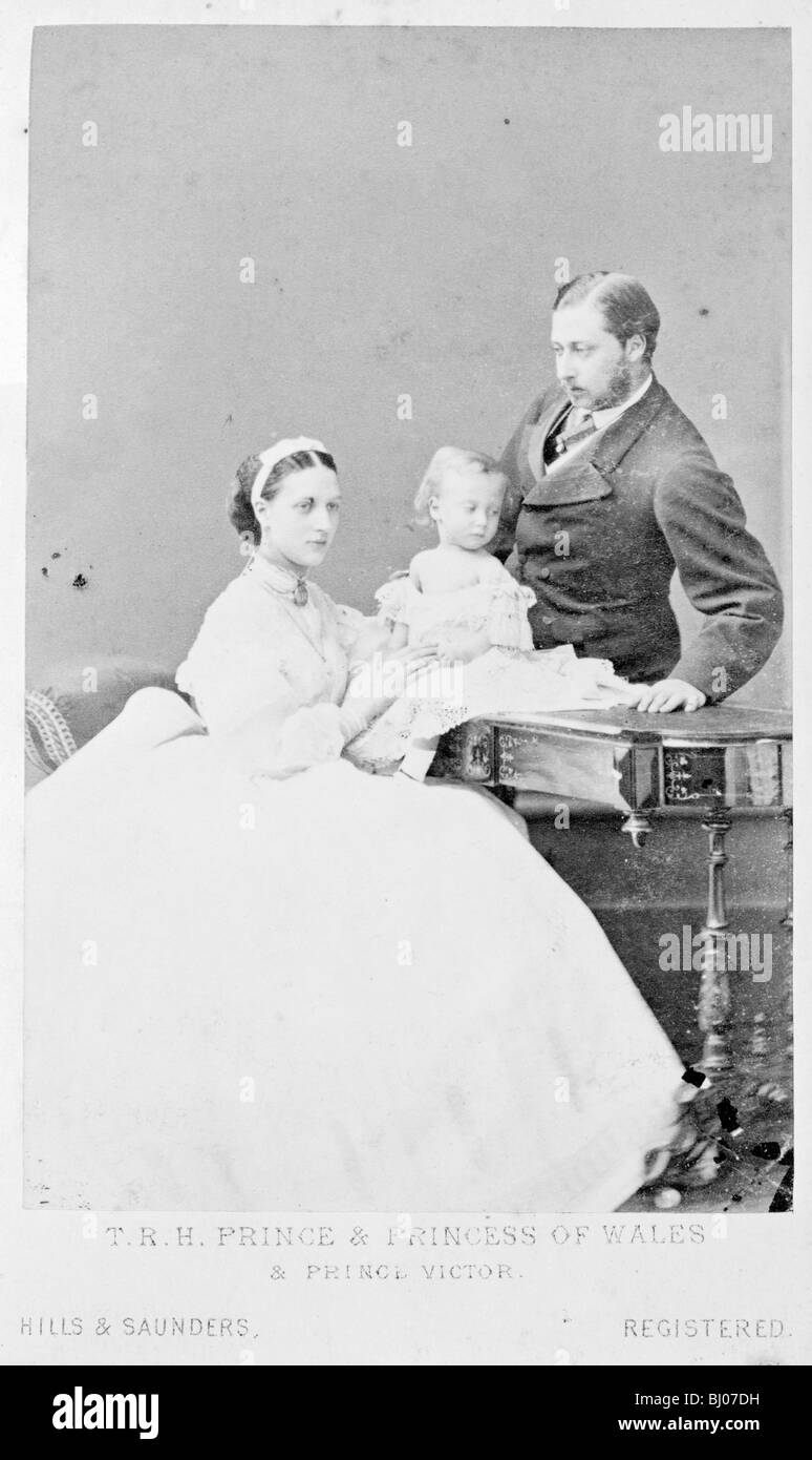 El príncipe y la Princesa de Gales con el Príncipe Albert Victor, 1865. Artista: Desconocido Foto de stock