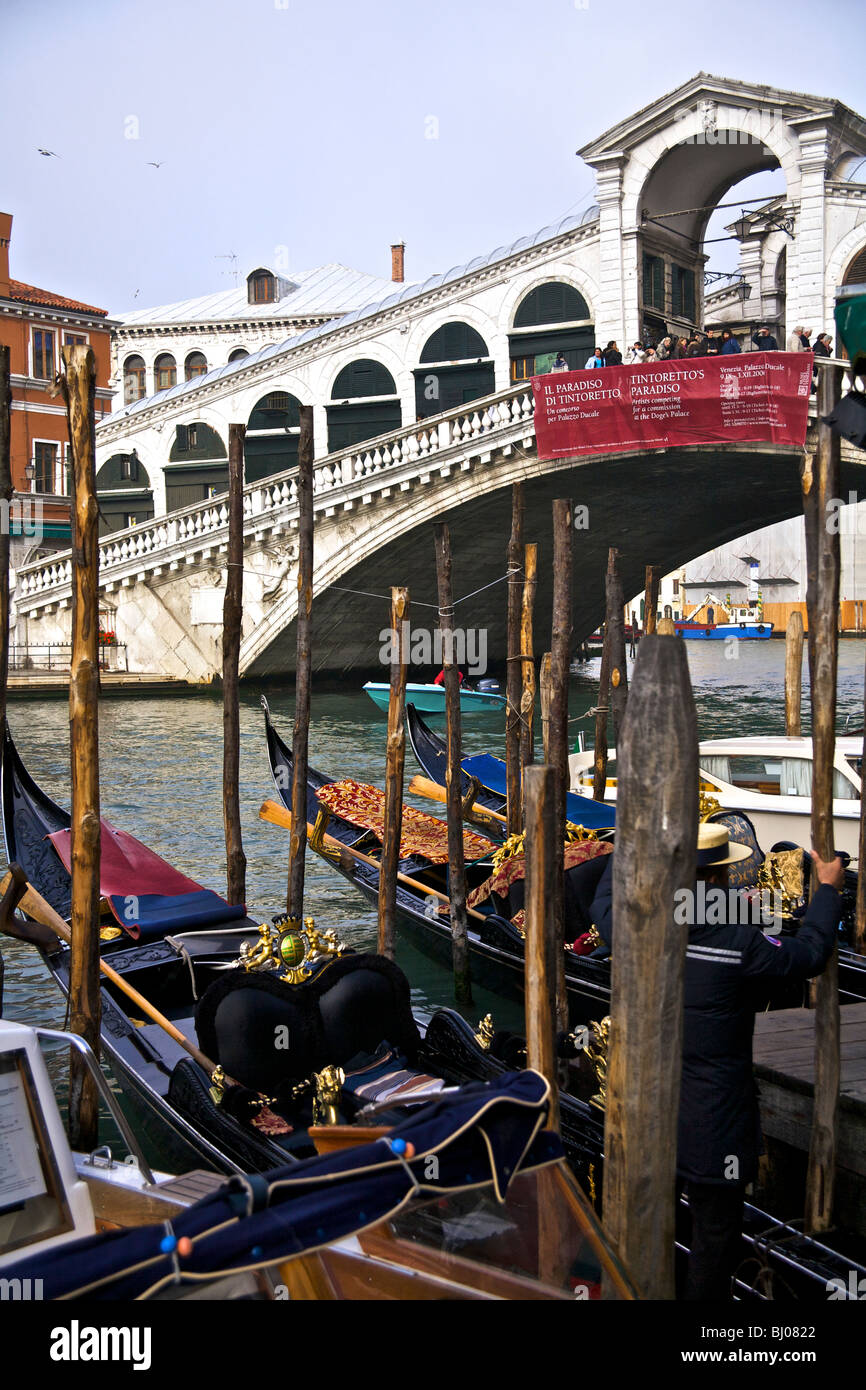 El Gran Canal y el Puente de Rialto, visto a través de algunas góndolas en Venecia, Véneto, Italia Foto de stock