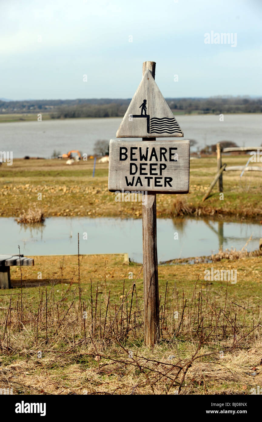 Ten cuidado profundo signo de agua en la reserva natural RSPB Pulborough Brooks West Sussex, UK Foto de stock