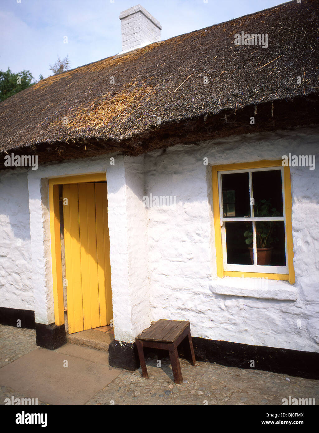 Cortijo tradicional, Ulster Folk & el Museo del Transporte, Condado de Down, Irlanda del Norte, Reino Unido Foto de stock
