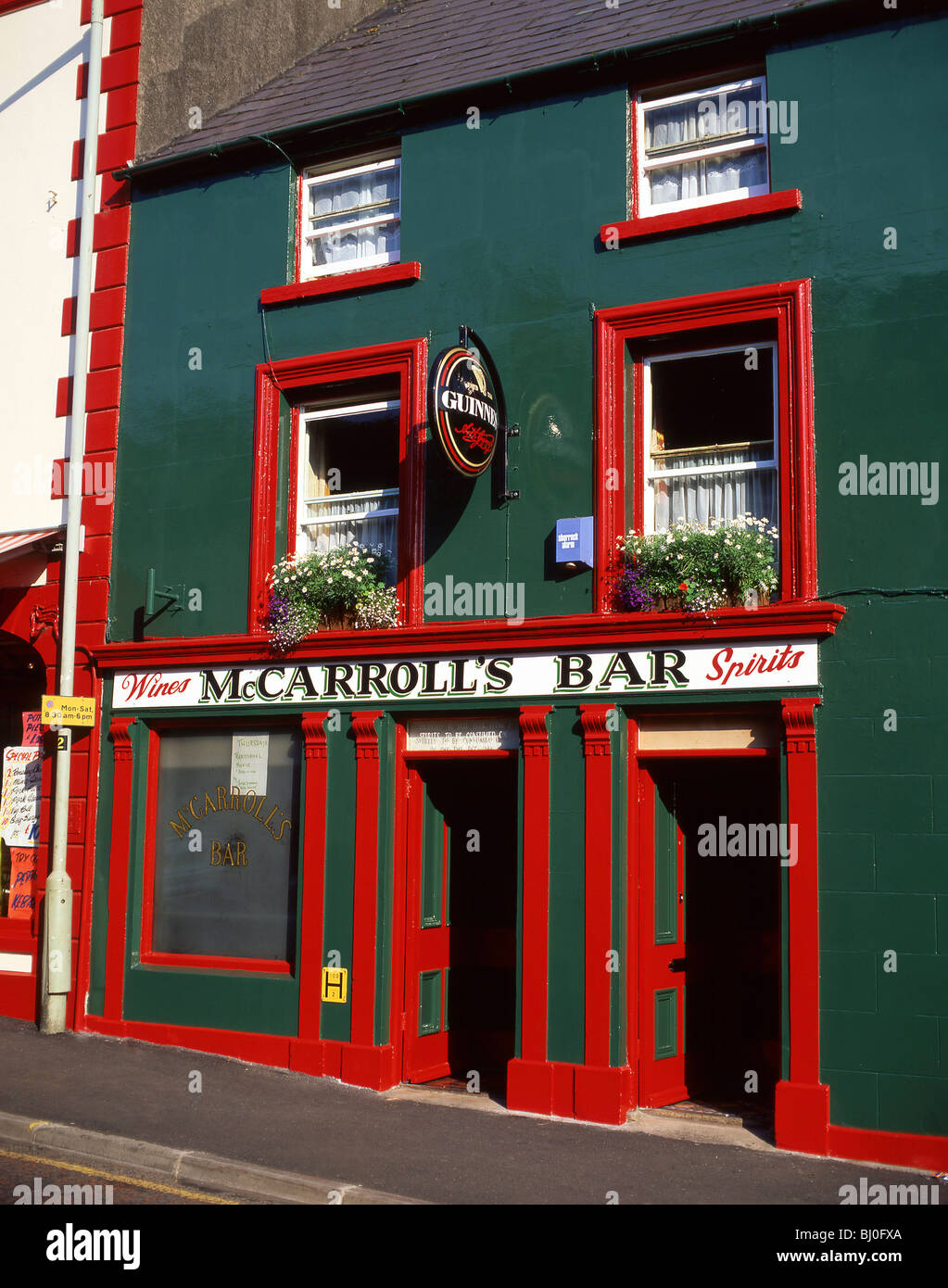 McCarroll's Pub, Ballycastle, Condado de Antrim, Irlanda del Norte, Reino Unido Foto de stock