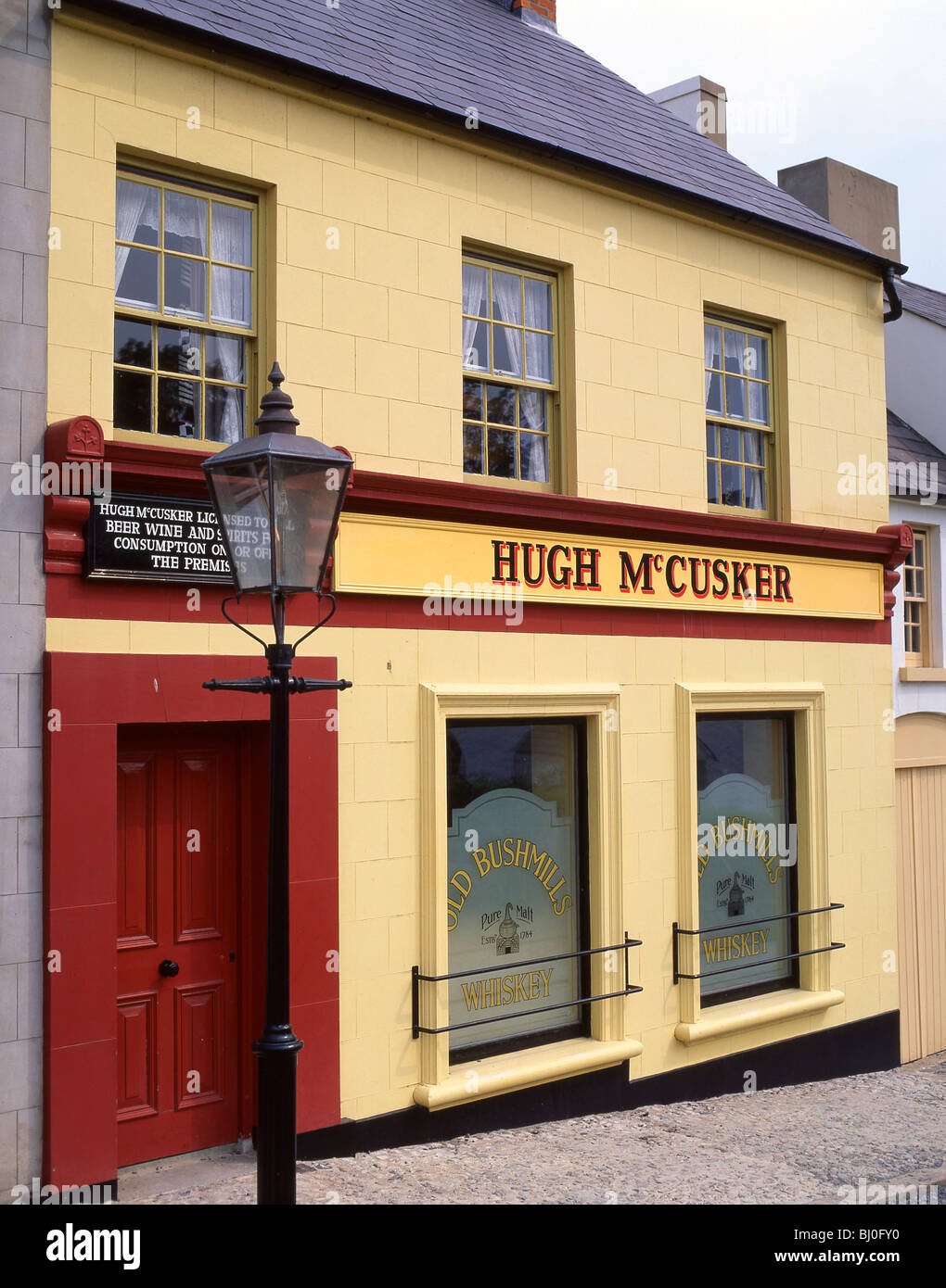 Hugh McCuster Irish Pub, Ulster Folk & el Museo del Transporte, Condado de Down, Irlanda del Norte, Reino Unido Foto de stock