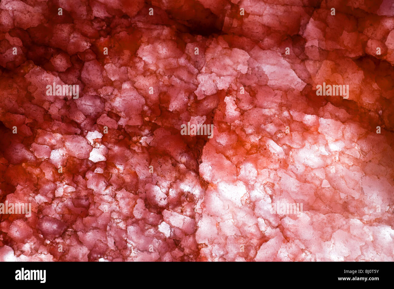 Sección de roca cristalina, cuarzo rosa, fotografiado con luz transmitida Foto de stock
