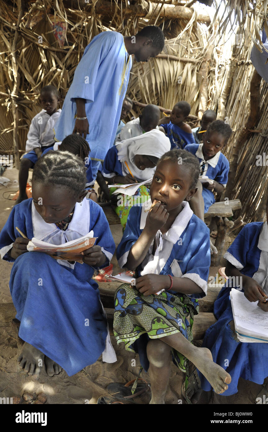 Todos los escolares reciben una educación básica en árabe y a leer el Corán, Gambia Foto de stock