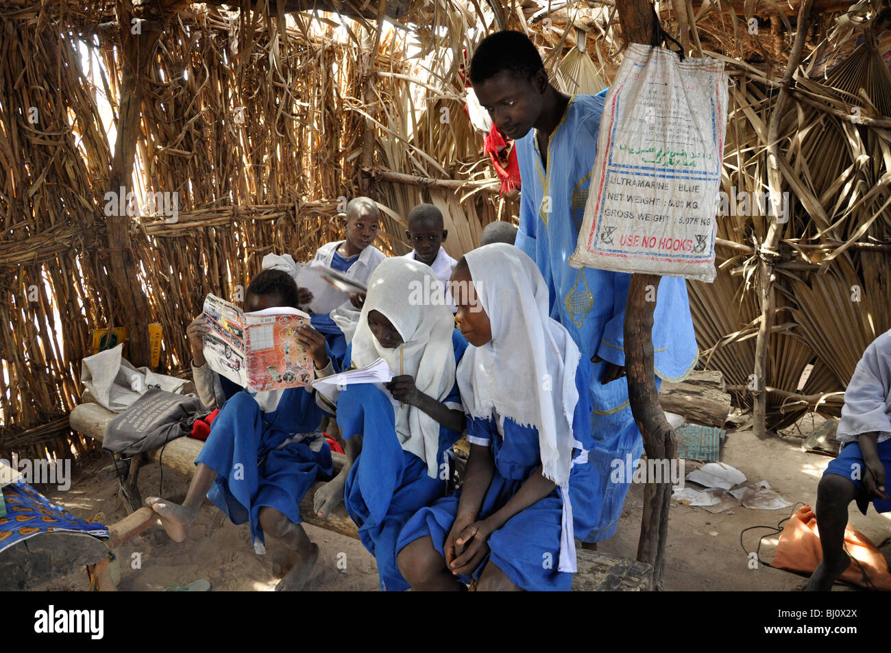 Todos los escolares reciben una educación básica en árabe y a leer el Corán, Gambia Foto de stock
