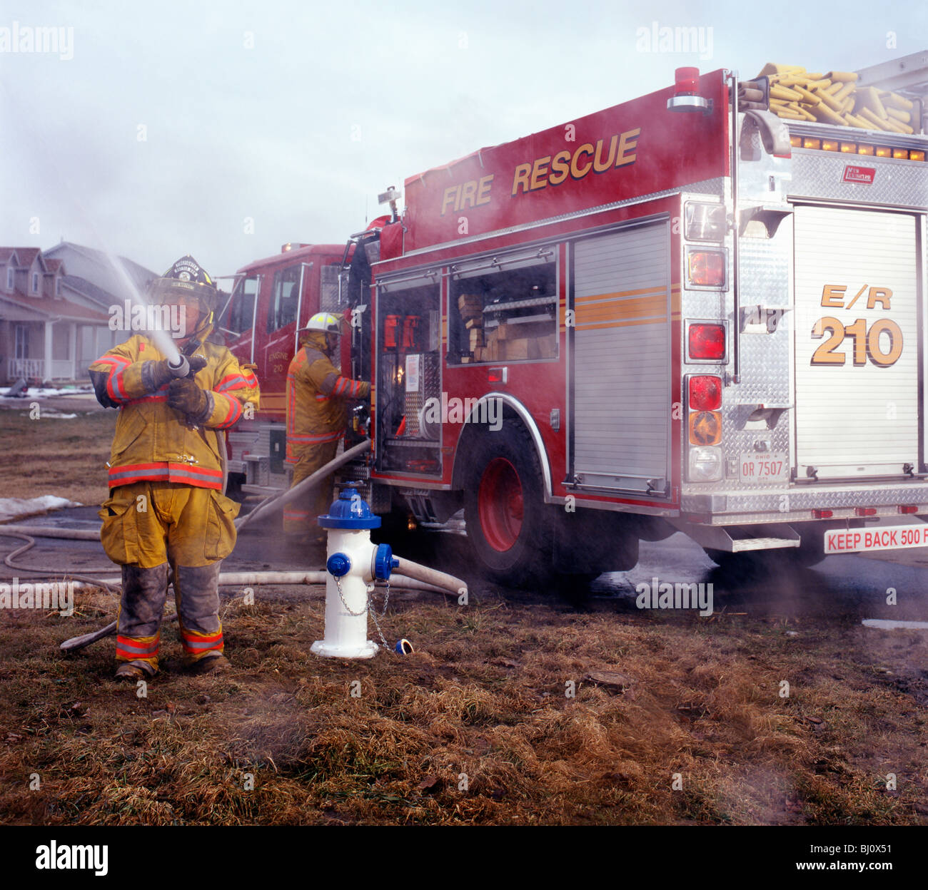 El vehículo recreativo atrapa fuego.los bomberos en la sombra rocían agua  Fotografía de stock - Alamy