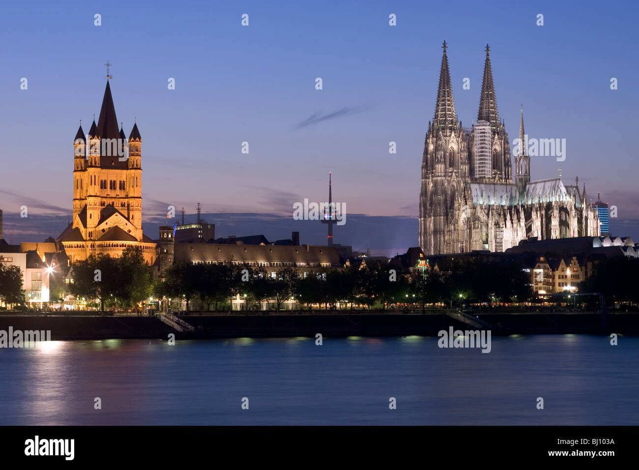 La Catedral de Colonia y la iglesia de San Martín bruto en la noche, Alemania Foto de stock