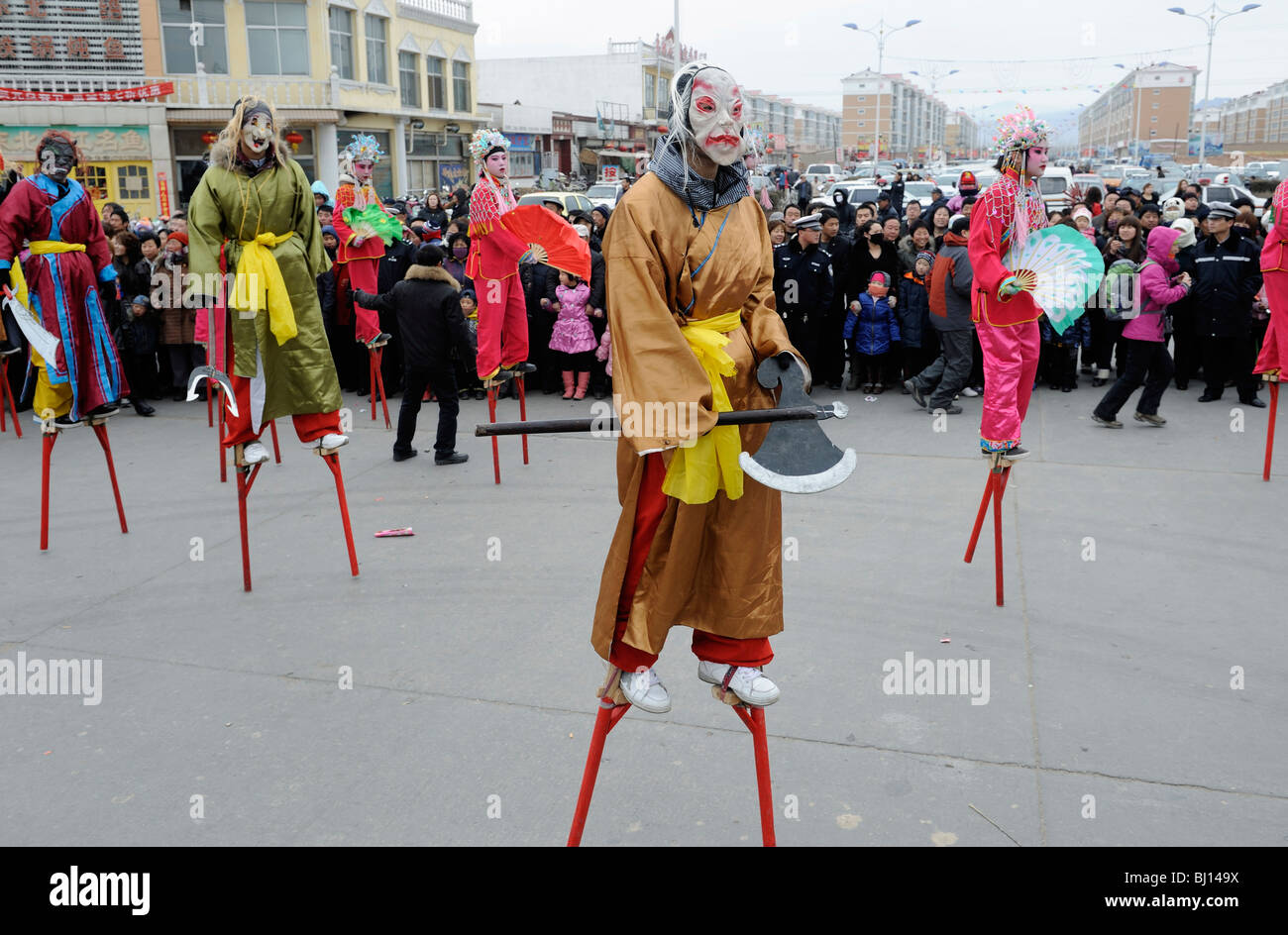 La gente realiza tradicional baile zancos durante Yuanxiao Festival o el Festival de las linternas en Yuxian, Hebei, China. 28-Feb-2010 Foto de stock