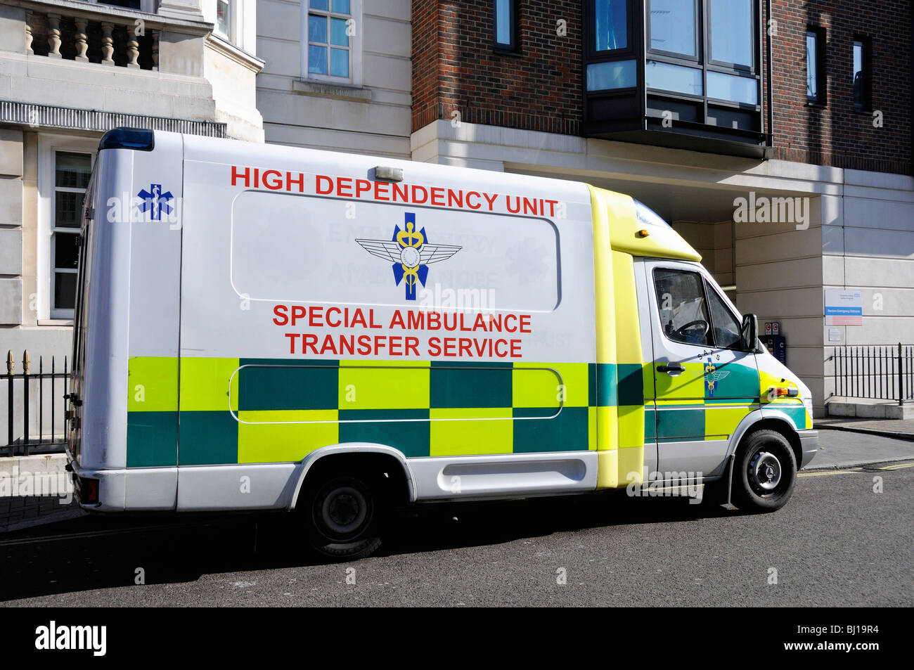 Alta dependencia del Servicio de transferencia ambulancia especial fuera del Heart Hospital Marylebone Londres Reino unido Foto de stock