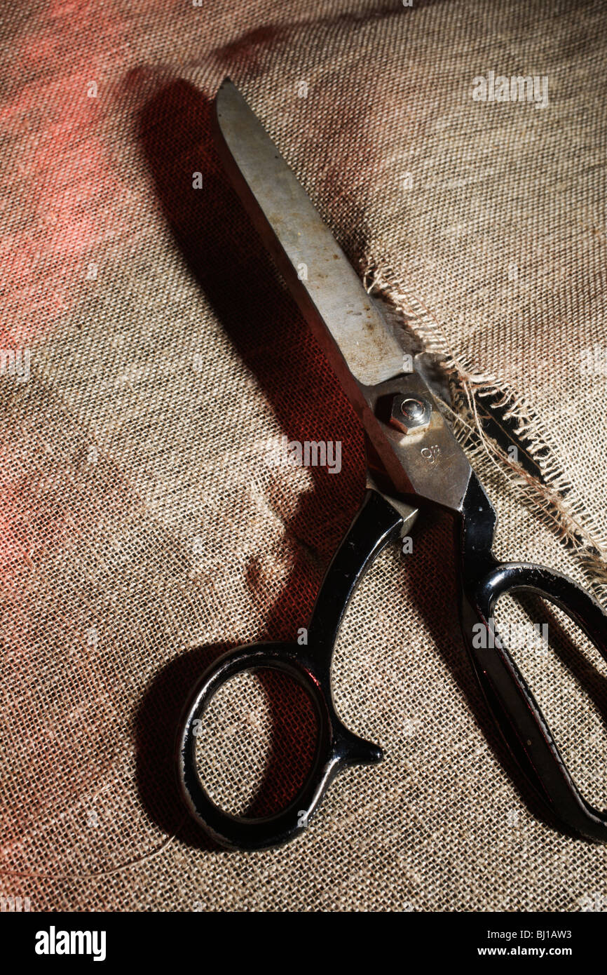Grandes tijeras para cortar tela de arpillera Fotografía de stock - Alamy
