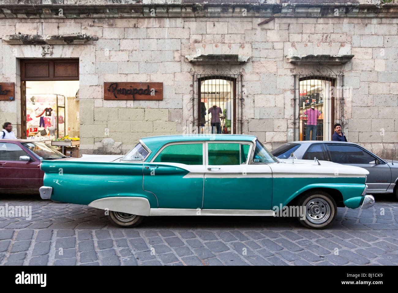 Dos tonos de aqua & blanco 1950 Ford restaurado a finny gloria se sienta en la ciudad de Oaxaca Street en frente de boutique Oaxaca México Foto de stock