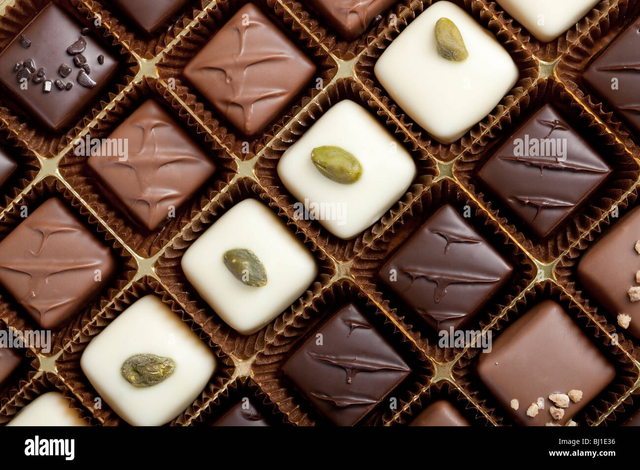 Hechos a mano en una caja de chocolates de lujo - Disparo en studio Foto de stock