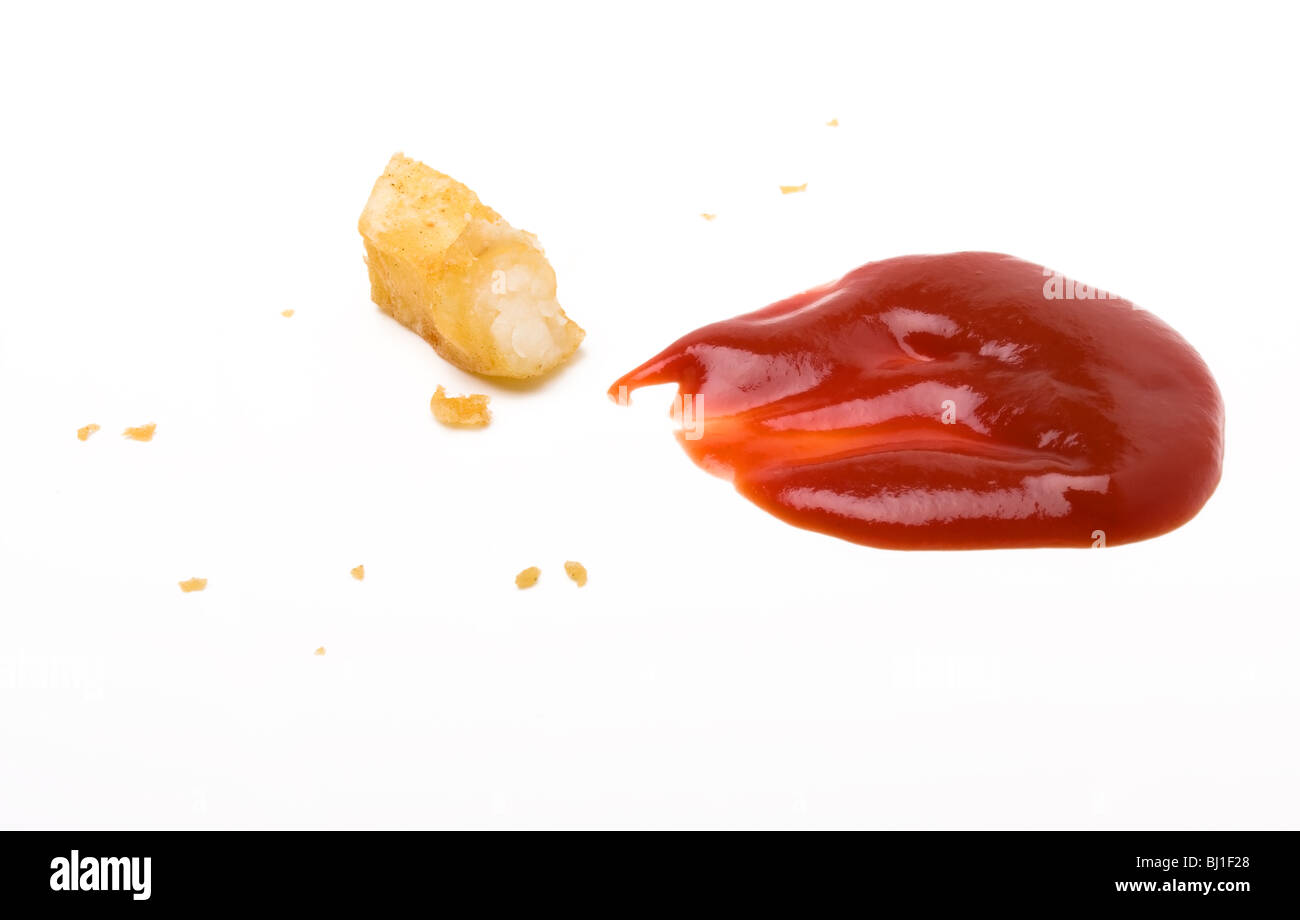La mitad comido Inglés Tienda Chip chip y la salsa de tomate ketchup aisladas contra un fondo blanco. Foto de stock