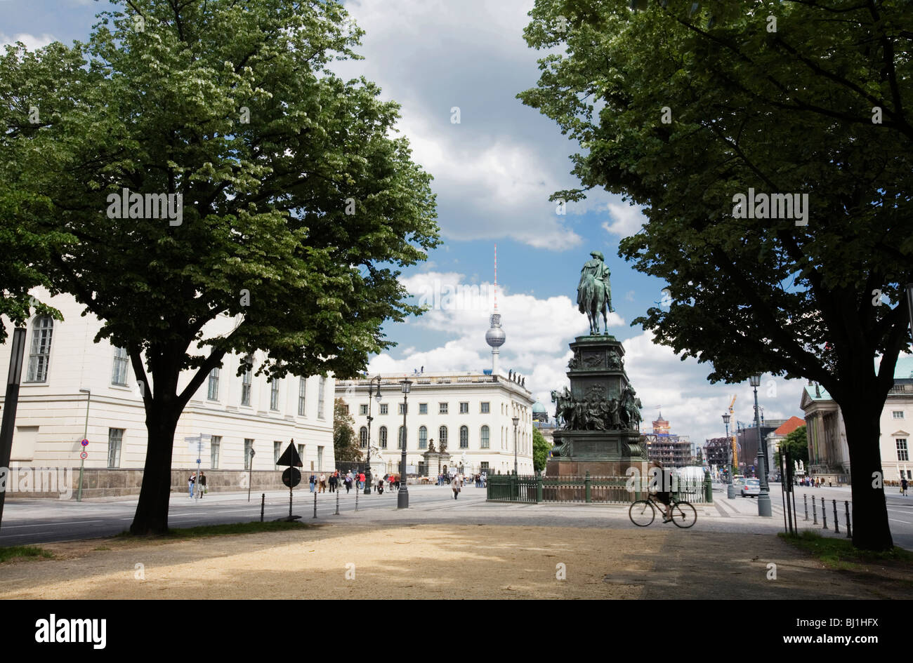 El bulevar Unter den Linden en Berlín, Alemania Foto de stock