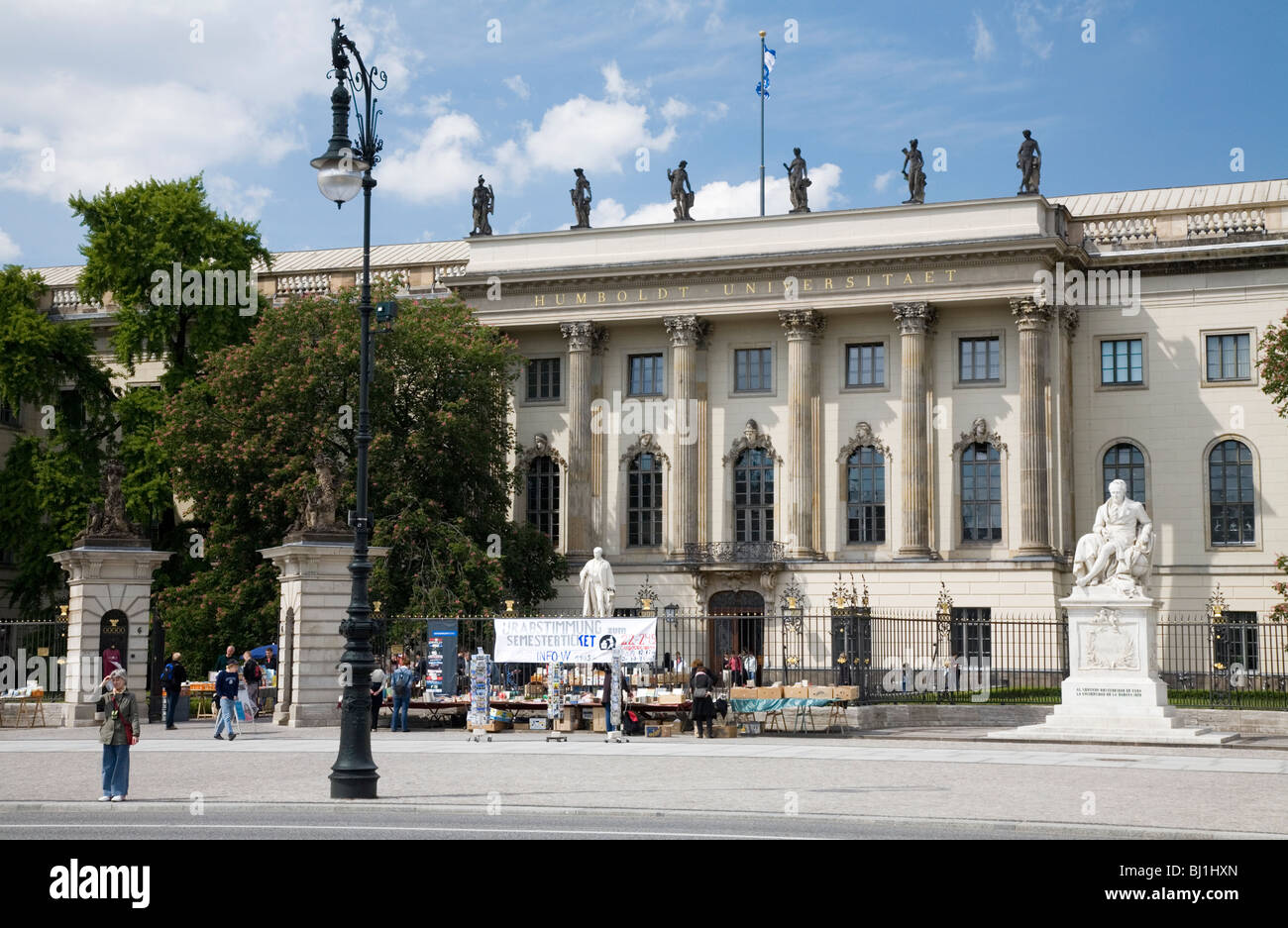 Universidad de Humboldt en el bulevar Unter den Linden en Berlín, Alemania Foto de stock