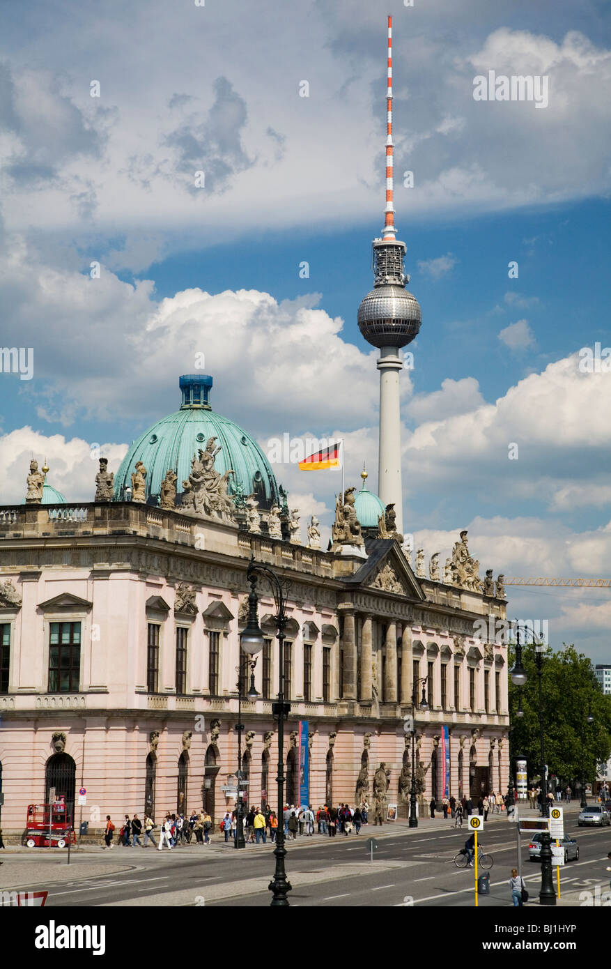 El bulevar Unter den Linden y la torre de televisión. Berlín, Alemania Foto de stock