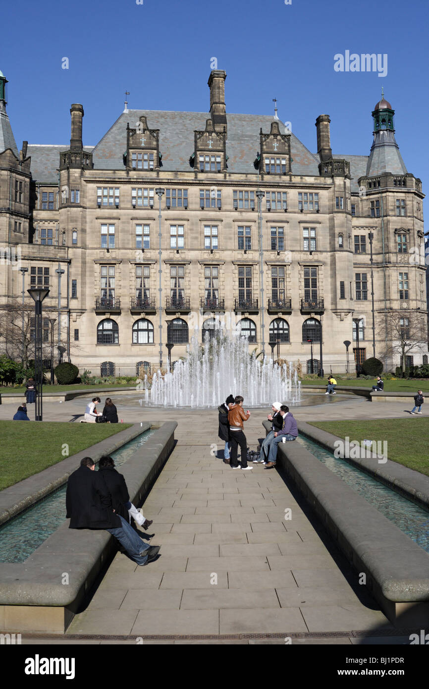 El Ayuntamiento de Sheffield y los Jardines de la Paz en un soleado día de primavera, Inglaterra Reino Unido, centro de la ciudad de Sheffield. Grado I enumeró la arquitectura victoriana del edificio Foto de stock