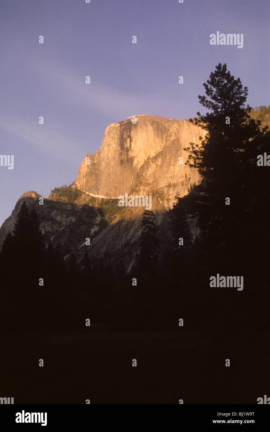 Half Dome, el Parque Nacional de Yosemite California USA Recreation Camp caminata subir naturaleza ocaso natural landmark Foto de stock