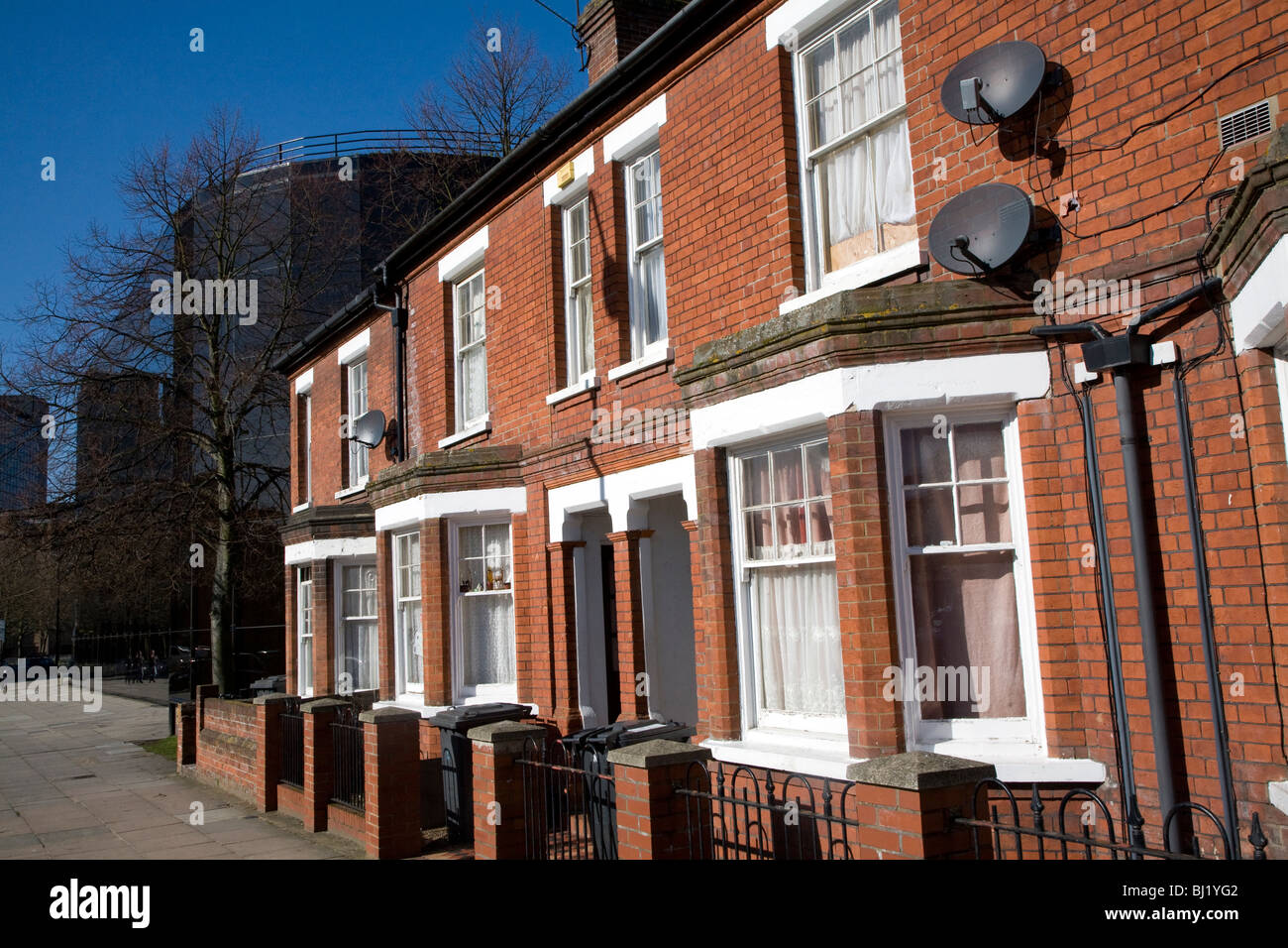 Casas adosadas de ladrillo rojo oscuro contraste con vidrio reflectante del edificio Willis Ipswich Suffolk Inglaterra Foto de stock