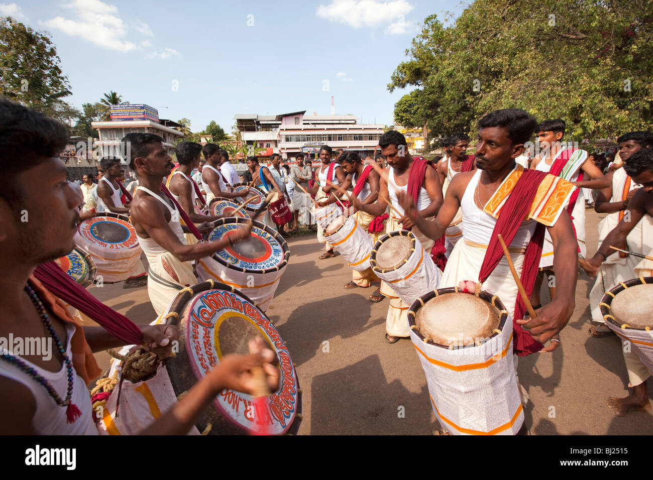 India, Kerala, Adoor, Sree templo Parthasarathy, festival Gajamela, percusionistas en procesión ritual Foto de stock