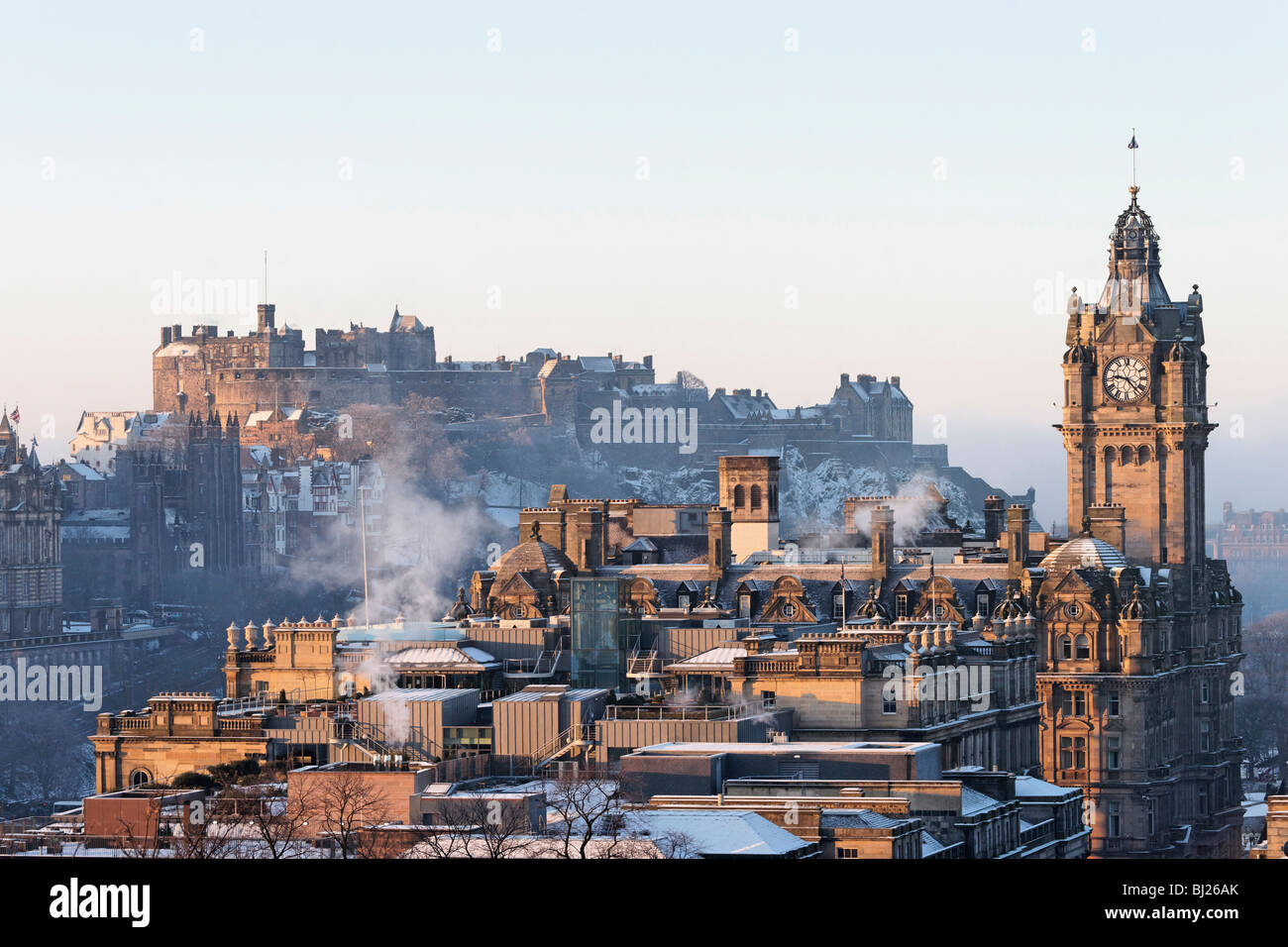 El Castillo de Edimburgo y la torre del reloj del Hotel Balmoral, en Edimburgo, Escocia, Reino Unido. Foto de stock