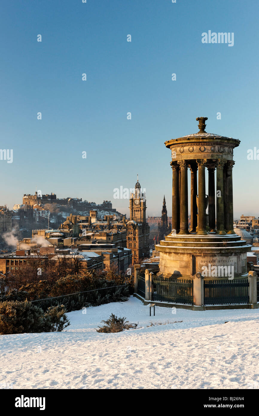 El Monumento Dugald Stewart, en Carlton Hill, con vista de la ciudad incluyendo el Castillo de Edimburgo, Escocia, Reino Unido. Foto de stock