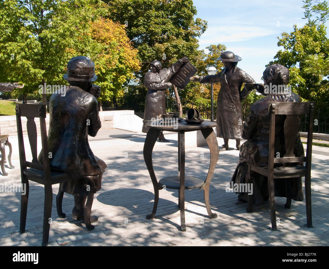 Las mujeres son personas monumento en la Colina del Parlamento en