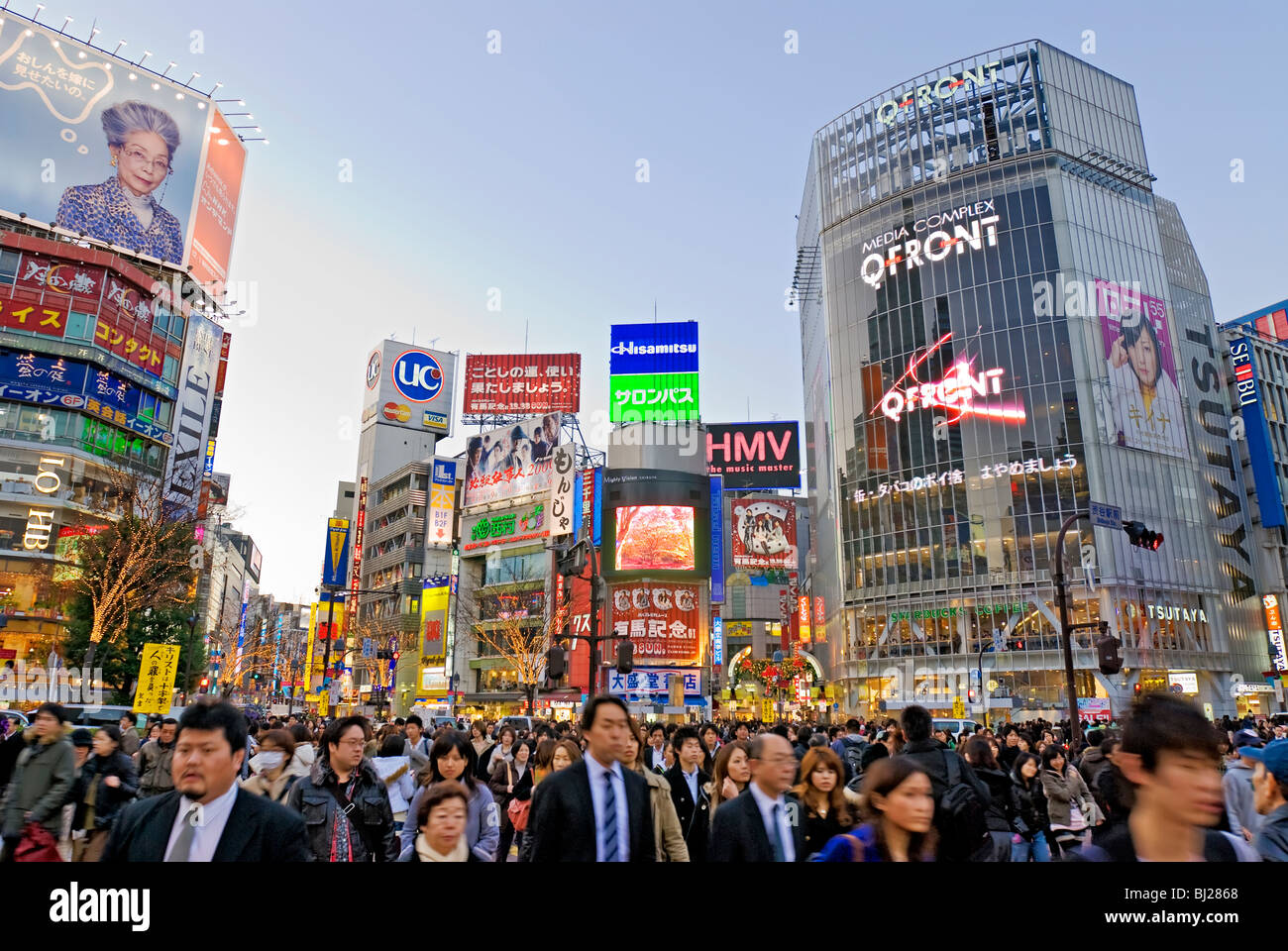 Shibuya Crossing Hachiko Square Tokyo Japan Neon Advertising Billboards Foto de stock
