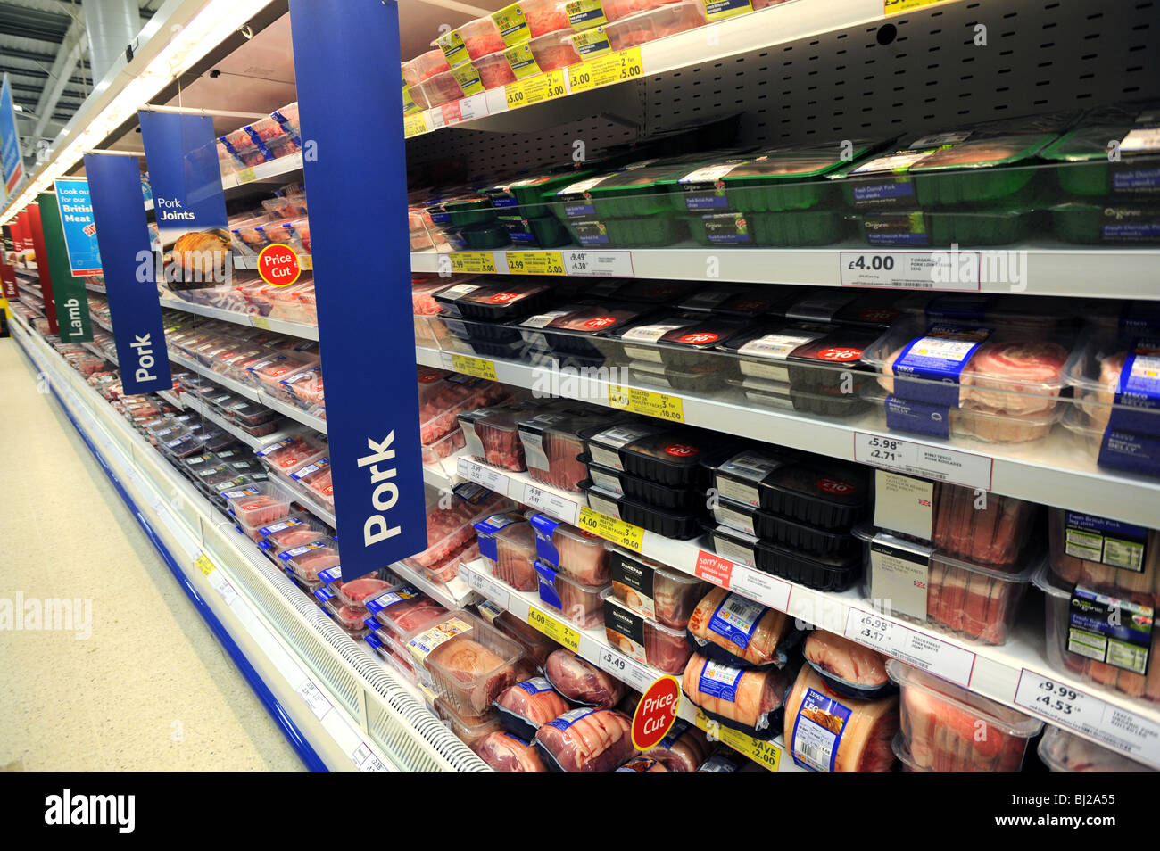 La carne de cerdo en venta en Tesco Foto de stock