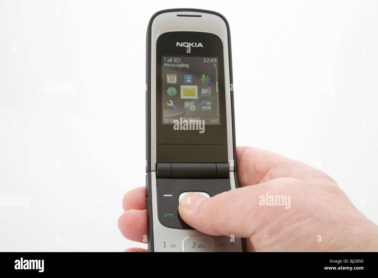 Estudio cerca de la mano de mujer elegir opción de mensaje de texto en un teléfono móvil Nokia negro Foto de stock