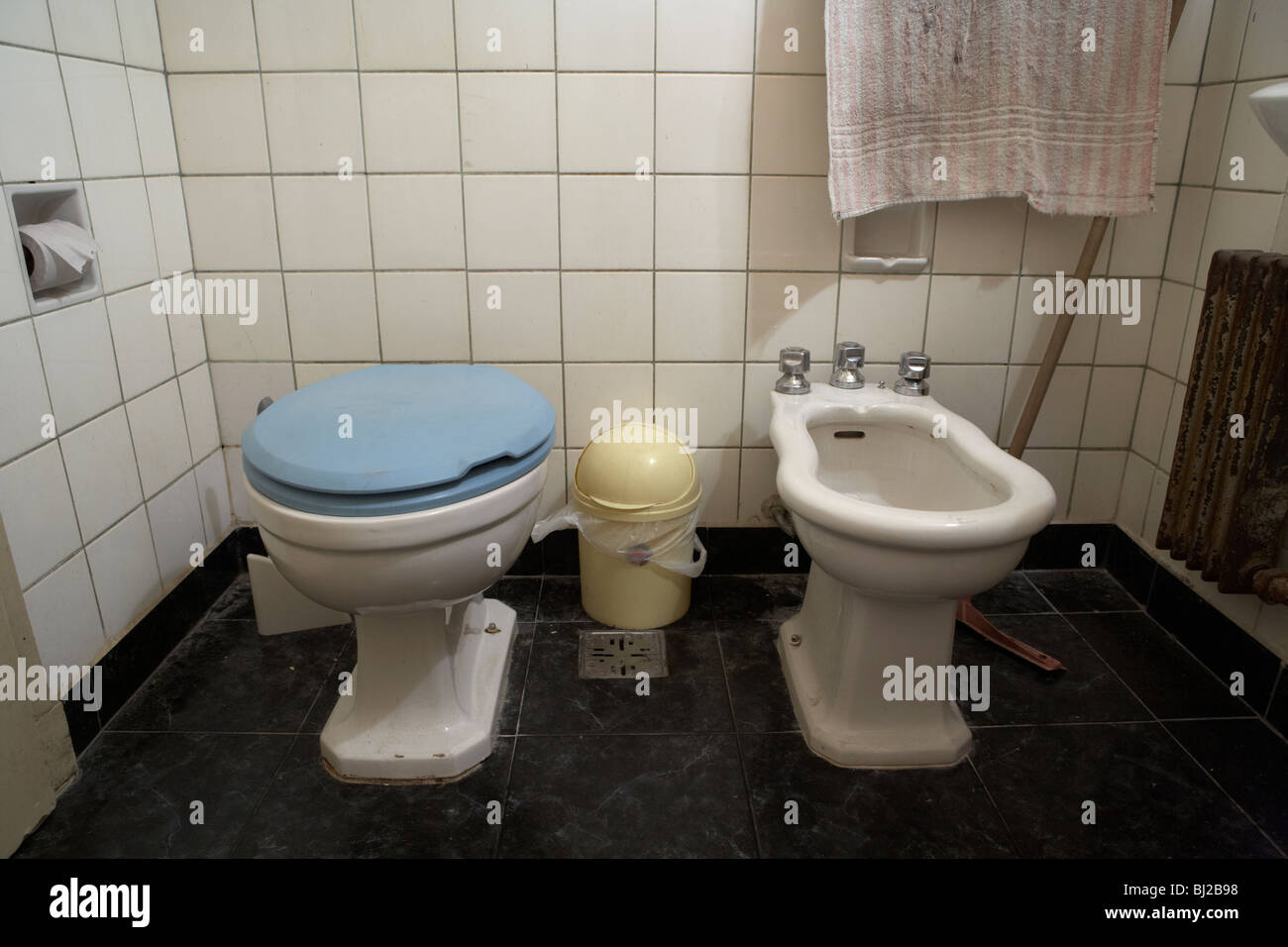 Wc con tapa cerrada y bidé en el baño en un apartamento en buenos aires sudamérica Foto de stock