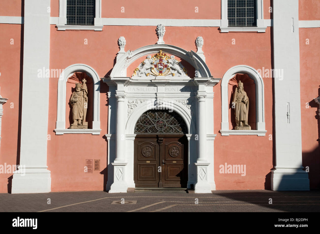 Portal, Abteikirche Pruem, Eifel, Renania-Palatinado, Deutschland | iglesia abacial Pruem, Eifel, Renania-Palatinado, Alemania Foto de stock