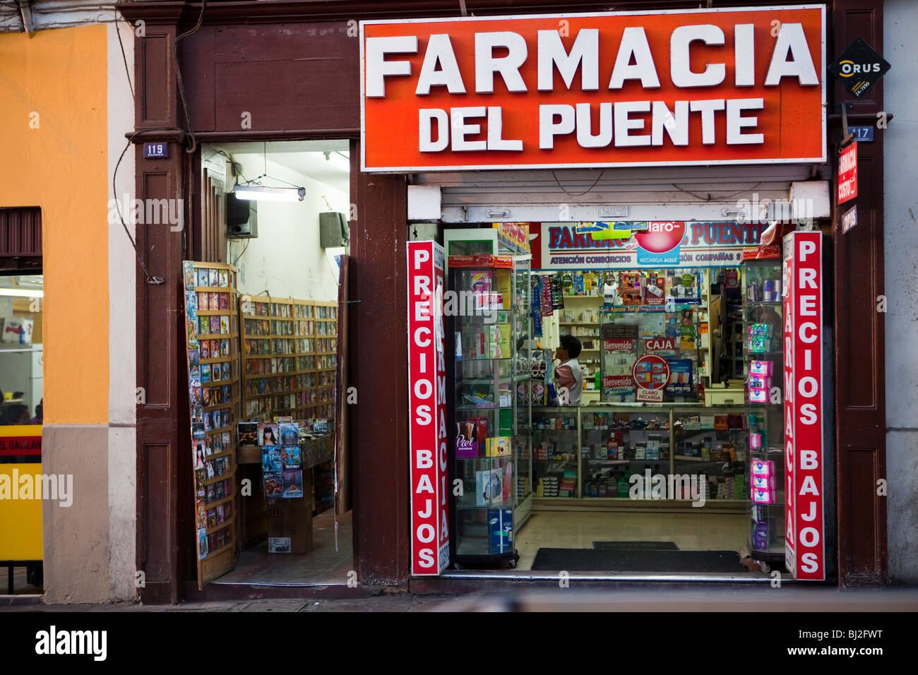 Farmacia (arquitectura colonial española), cerca de la Plaza de Armas", Arequipa, La Ciudad Blanca, los Andes, Perú, América del Sur Foto de stock