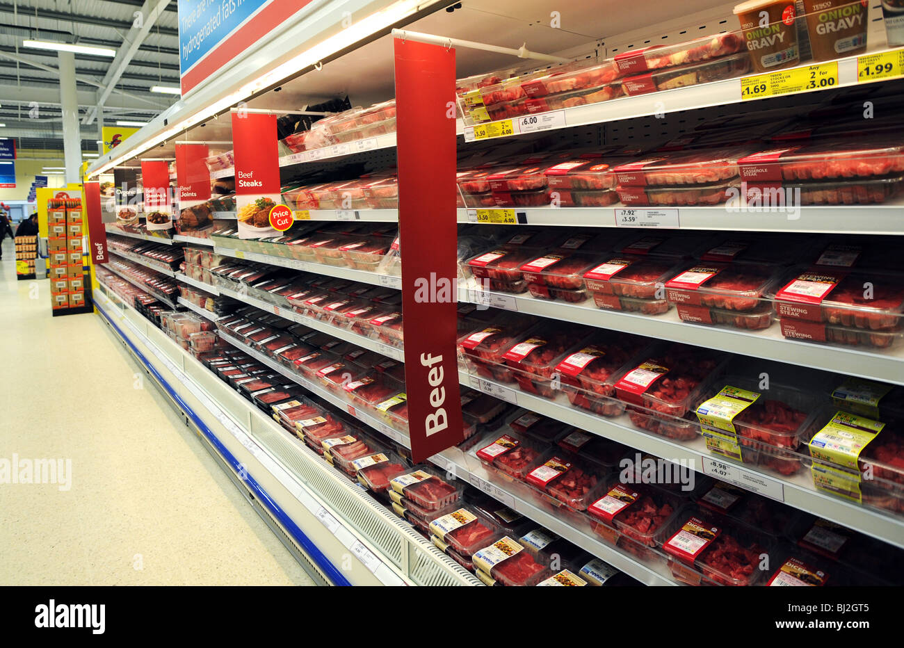 La carne en venta en Tesco Foto de stock