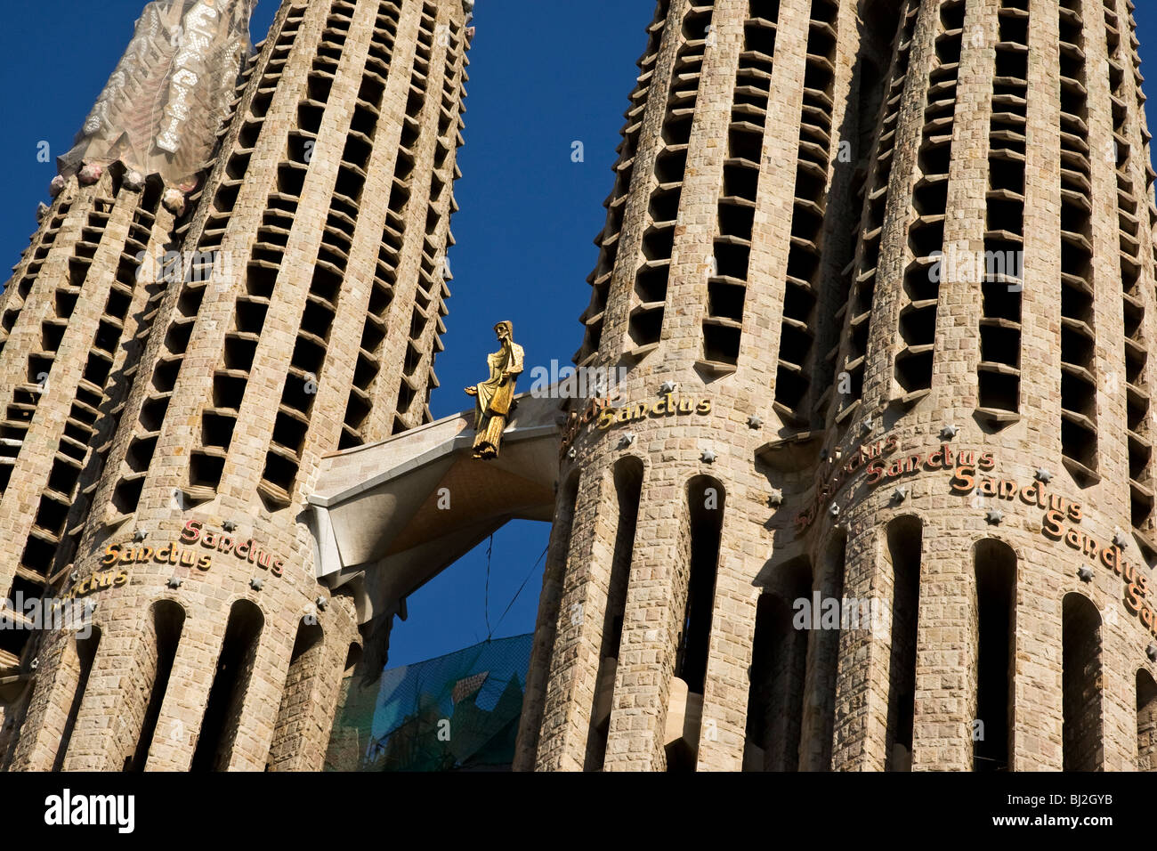 Estatua de Cristo sentado entre las espirales de Anton Gaudí modernista inacabada catedral de la Sagrada Familia en Barcelona en Spa Foto de stock