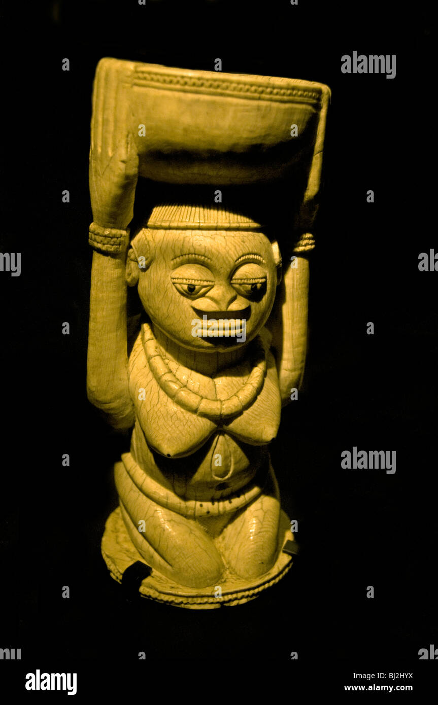 Una figura de marfil del siglo xvii de Owo Benin Nigeria Foto de stock