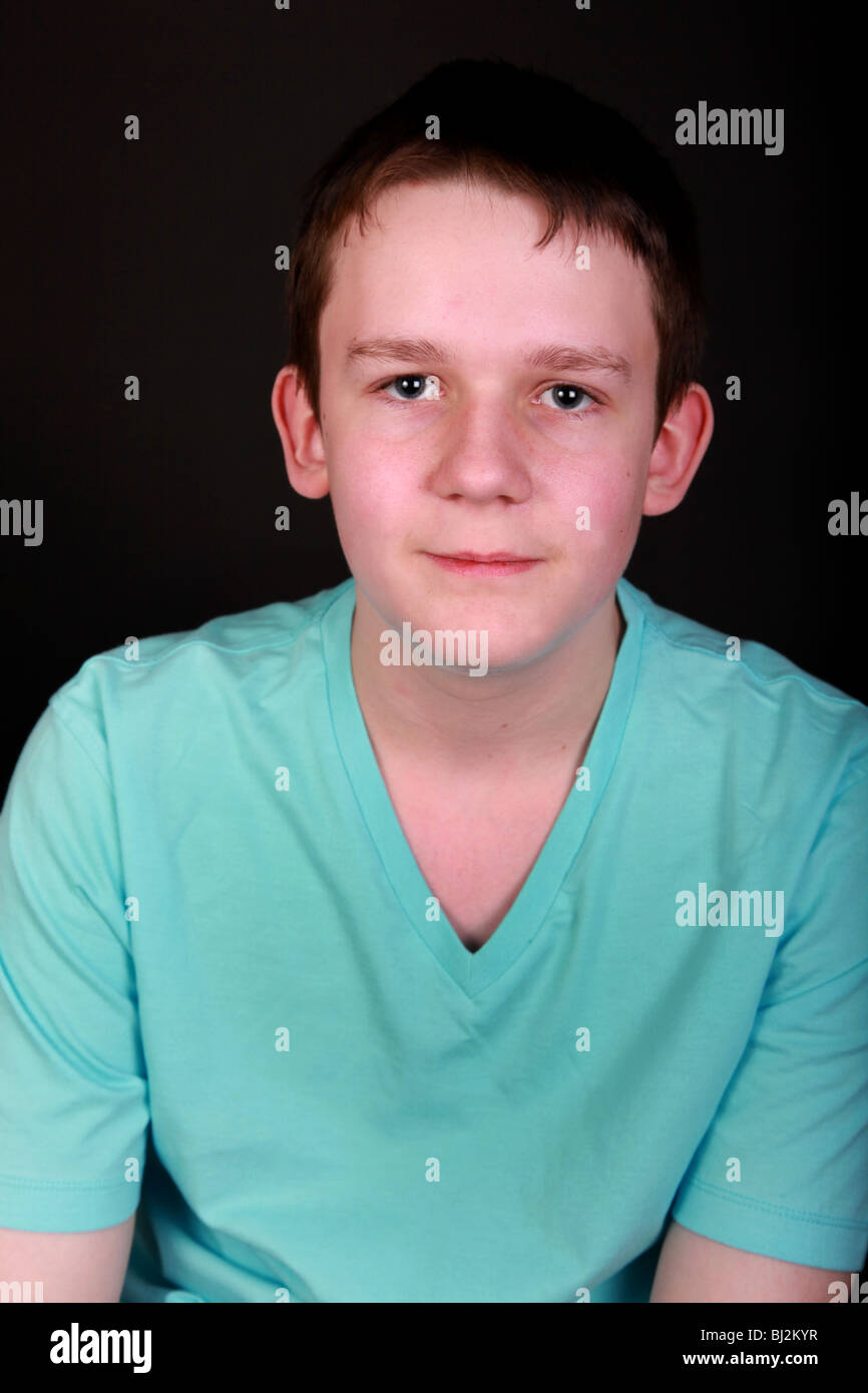 Niño de 15 años fotografías e imágenes de alta resolución - Alamy