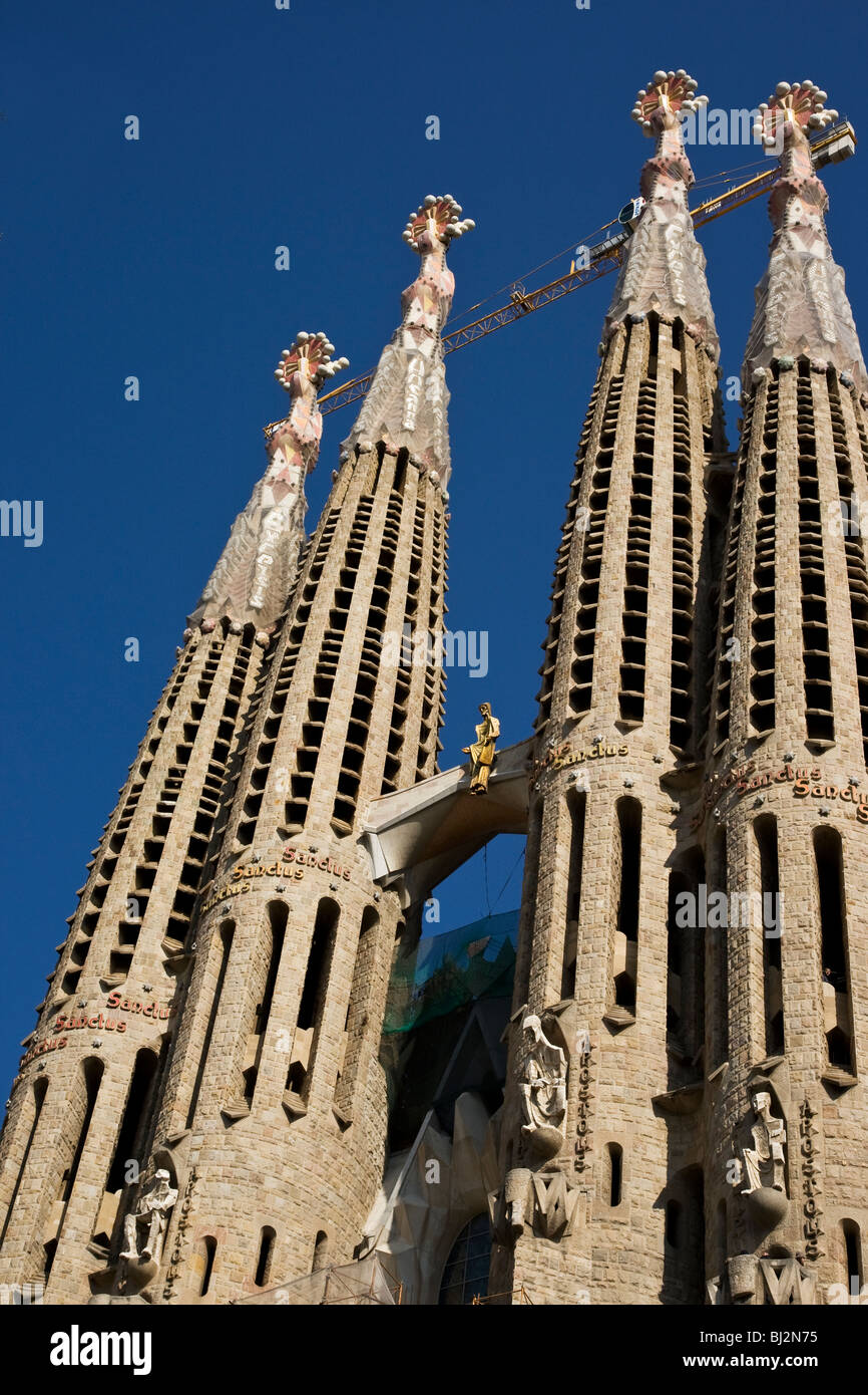 Pináculos de Anton Gaudí modernista inacabada catedral de la Sagrada Familia en Barcelona en España Foto de stock