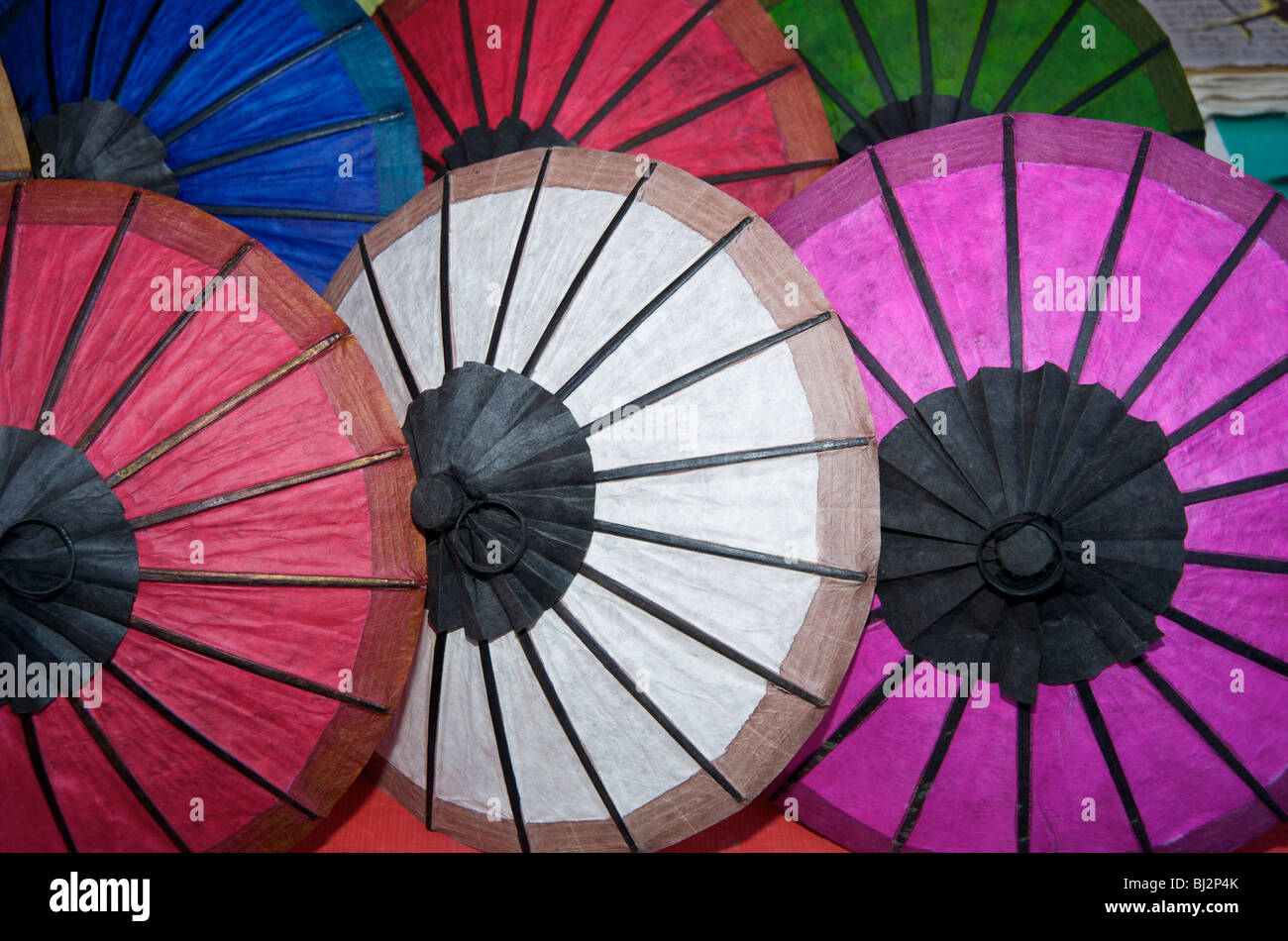 Coloridas sombrillas pintadas en el mercado turístico de Luang Prabang Laos Foto de stock