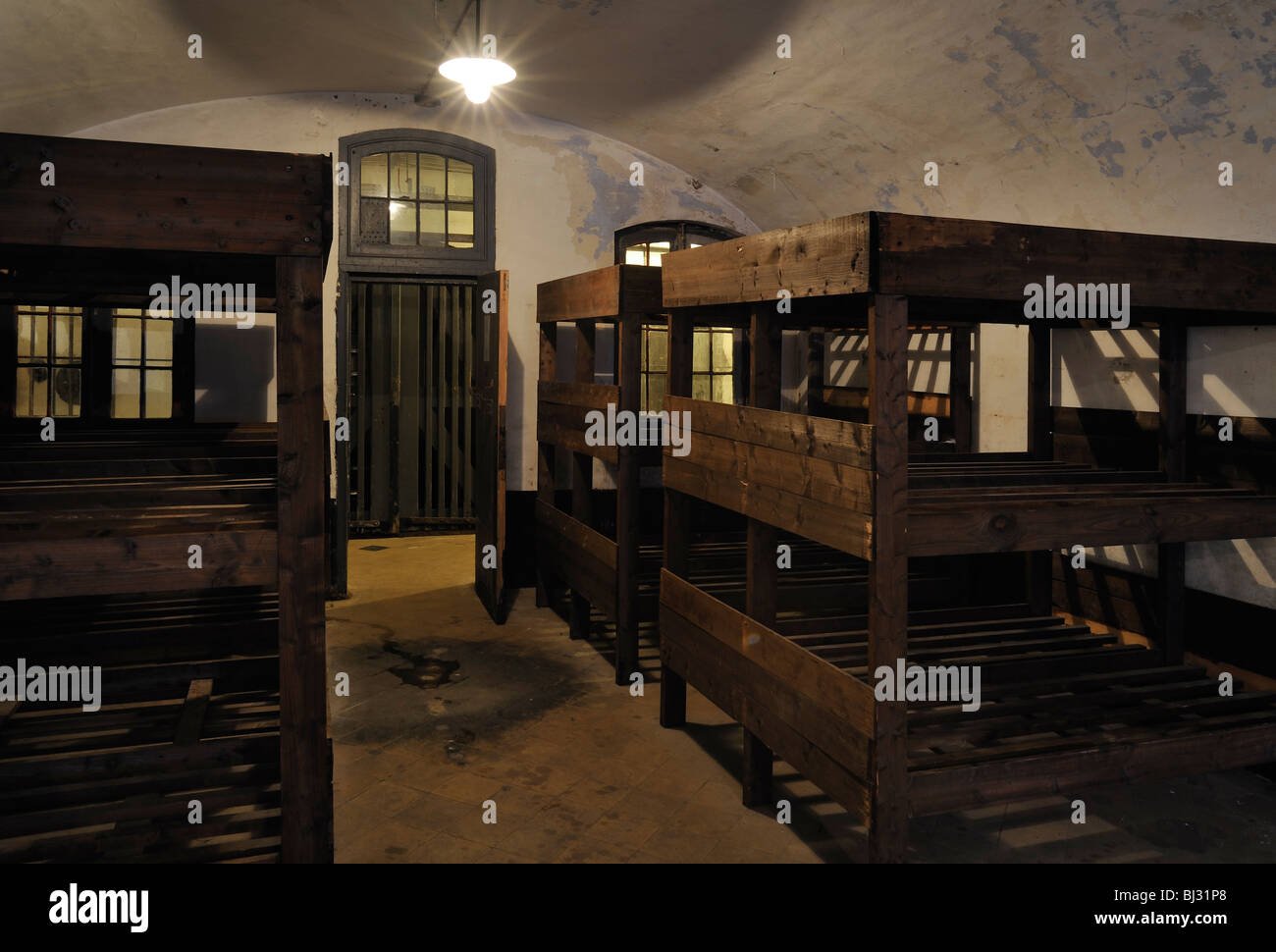 Literas en la habitación de la barraca en el Fort Breendonk, Segunda Guerra Mundial Dos campo de concentración en Bélgica Foto de stock