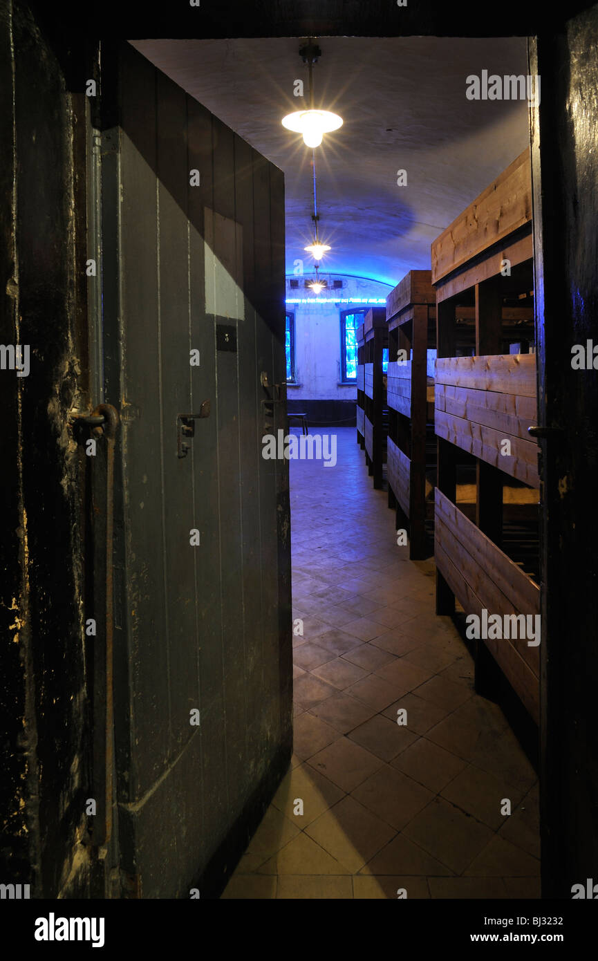 Literas en la habitación de la barraca en el Fort Breendonk, Segunda Guerra Mundial Dos campo de concentración en Bélgica Foto de stock