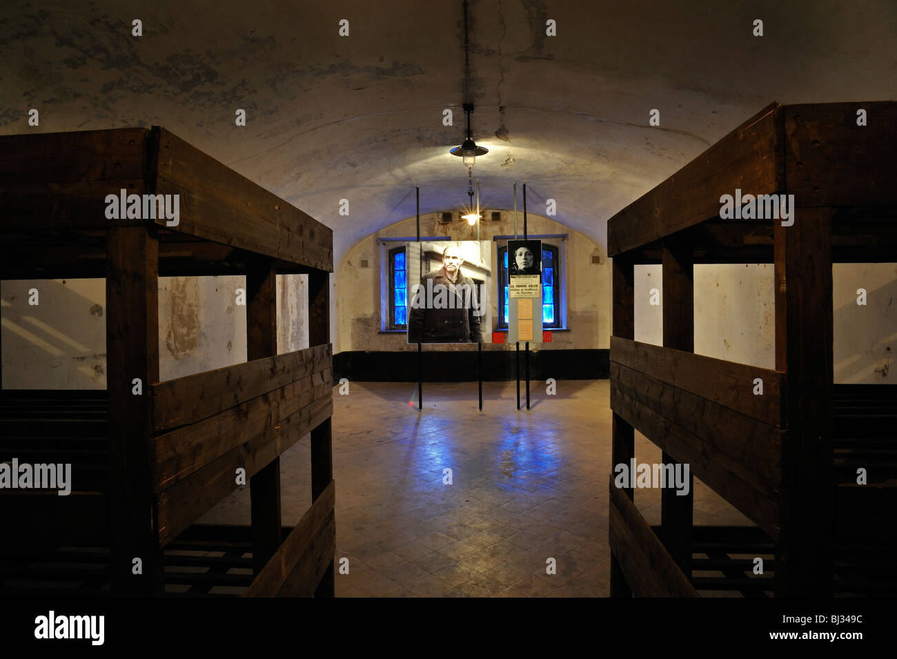 Literas en la habitación de la barraca en el Fort Breendonk, Segunda Guerra Mundial Dos campo de concentración en Bélgica Foto de stock