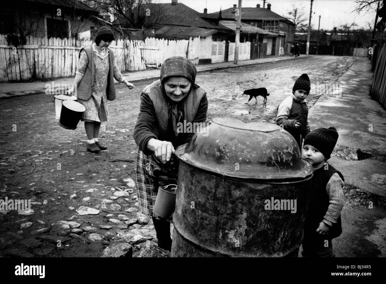 Las mujeres recogen agua en suburbio de Bucarest, Rumania. Feb 1990 Foto de stock