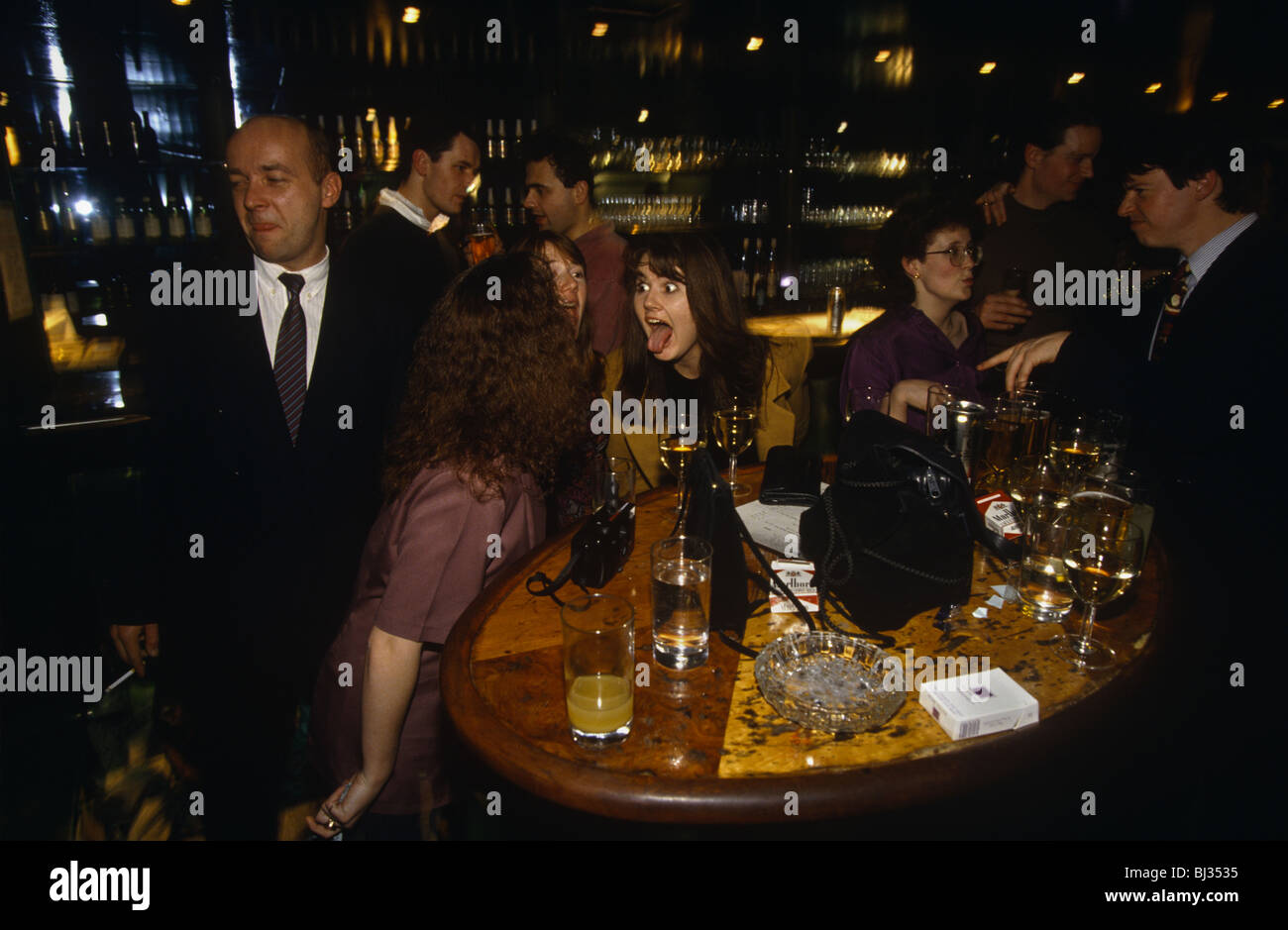 Después de la fiesta de Navidad en el trabajo Coates Wine Bar en Londres  Muro (Calle) Después de nueve horas en una mesa cerca de la barra  Fotografía de stock - Alamy